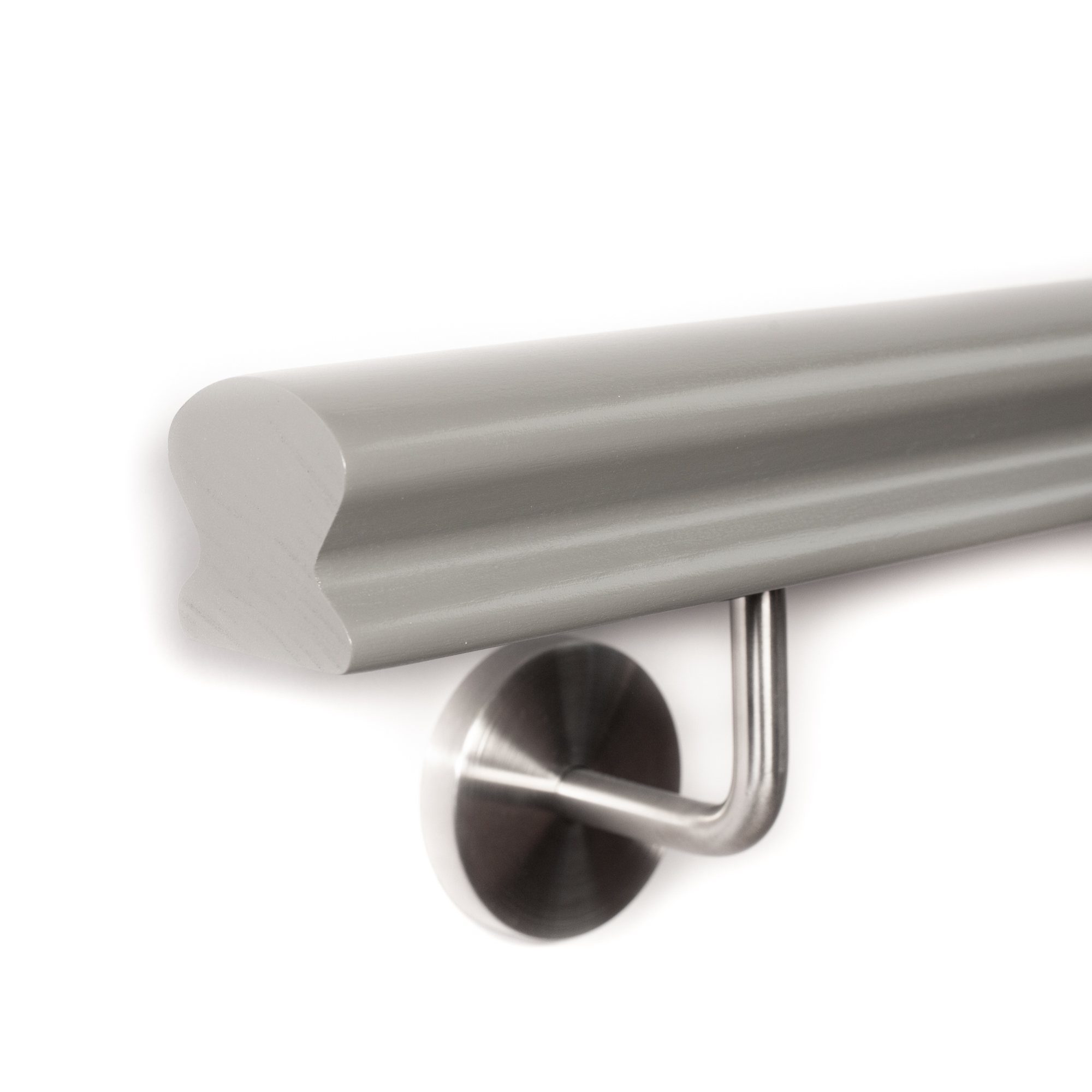 Corrimano Omega in faggio grigio verniciato, estremità tagliata dritta, supporto a parete in acciaio inox, primo piano
