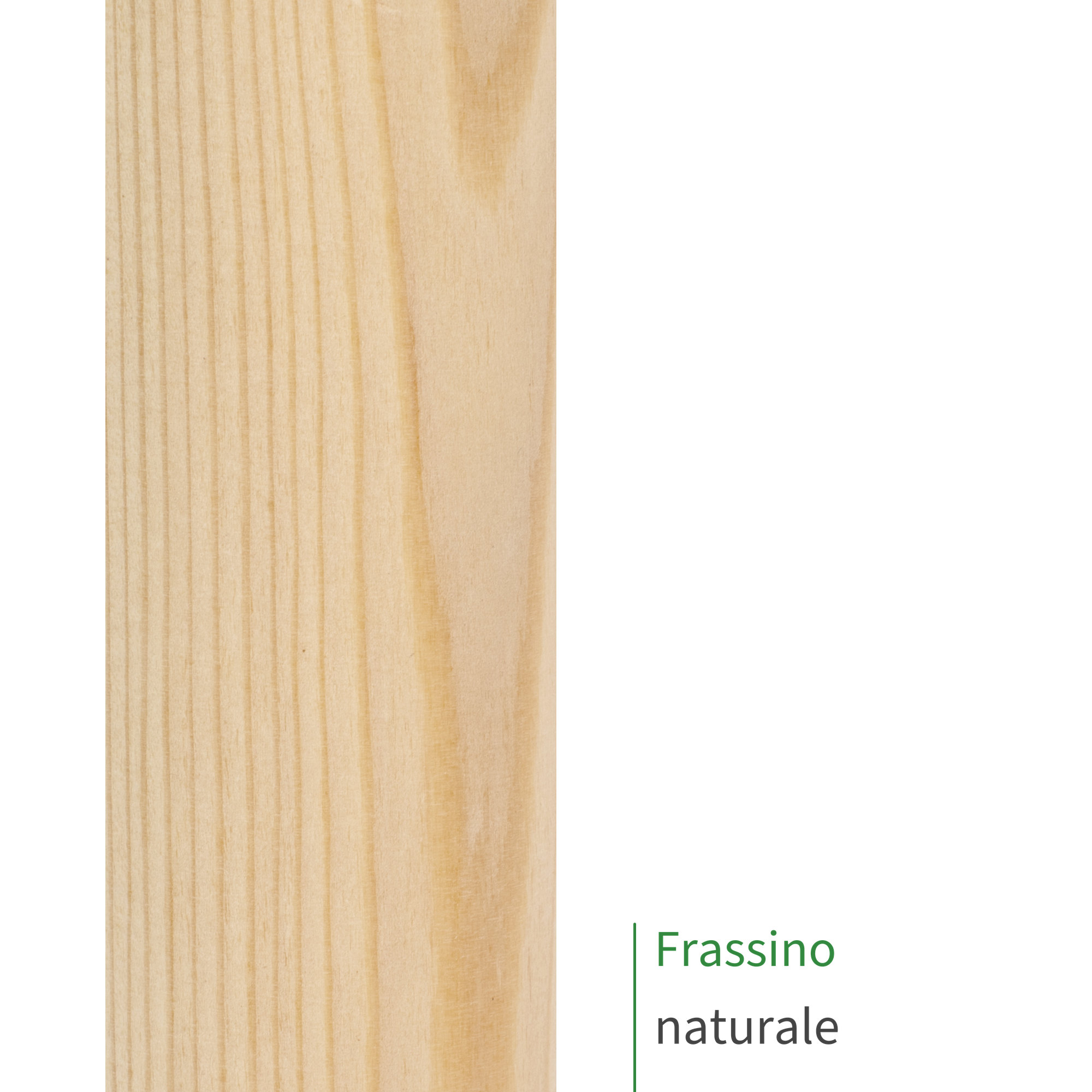 Corrimano in frassino naturale, primo piano della superficie del legno con venatura marcata e tonalità chiara