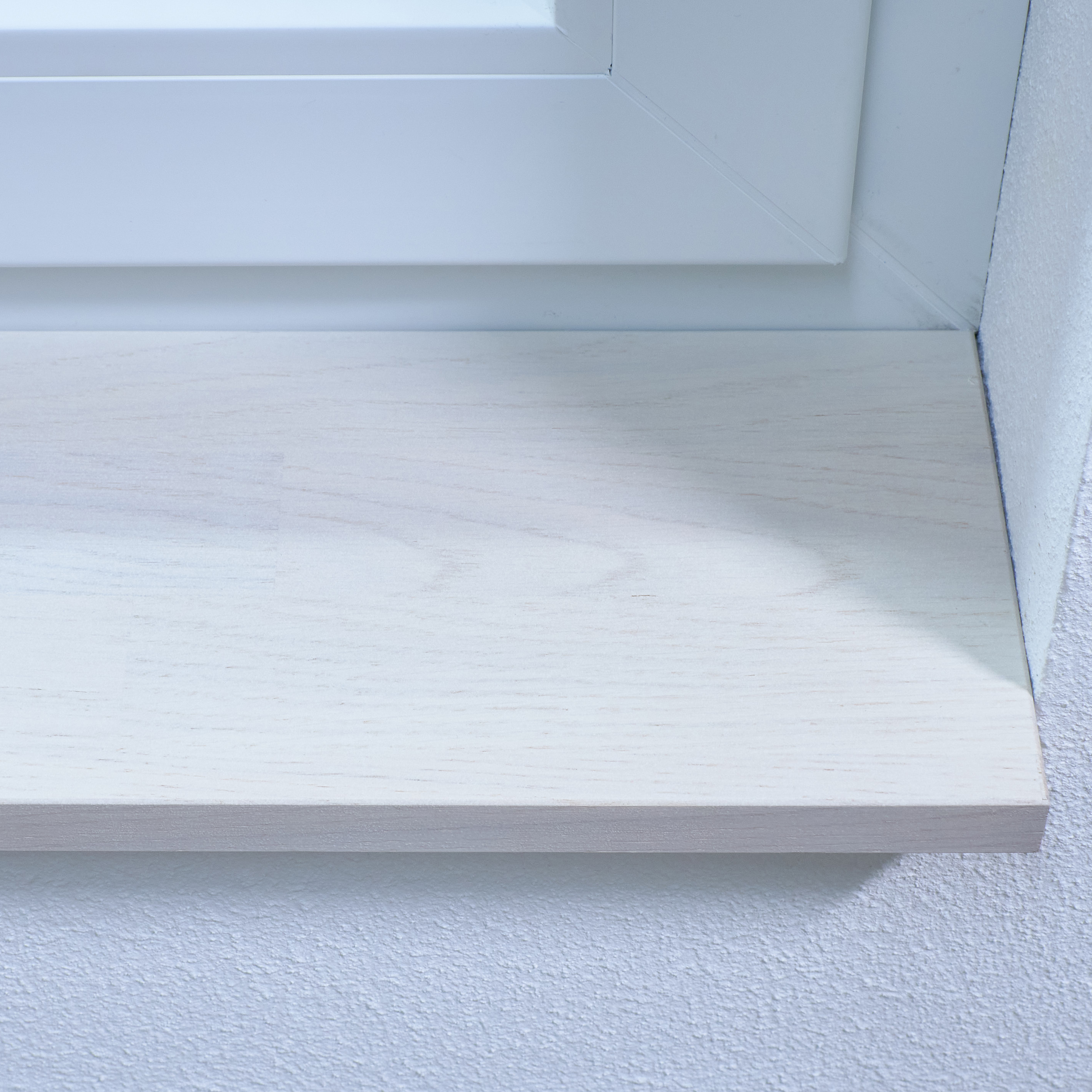 Davanzale in rovere tinto bianco, con giunzioni a pettine, primo piano del bordo anteriore con venatura che traspare