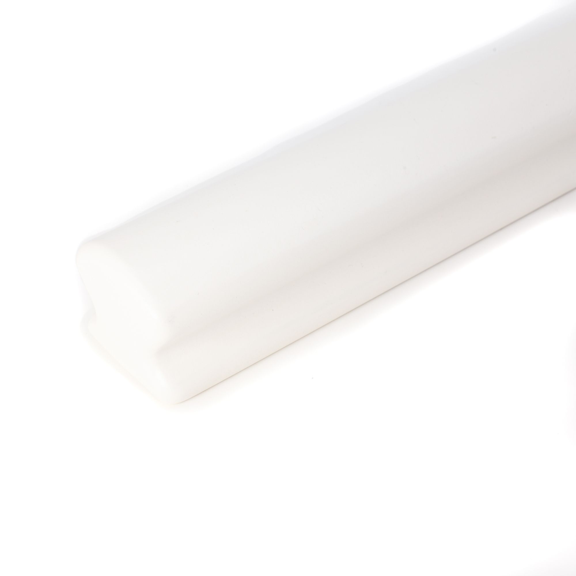 Corrimano Omega in faggio bianco verniciato, estremità arrotondata, primo piano del profilo senza supporto, sfondo bianco