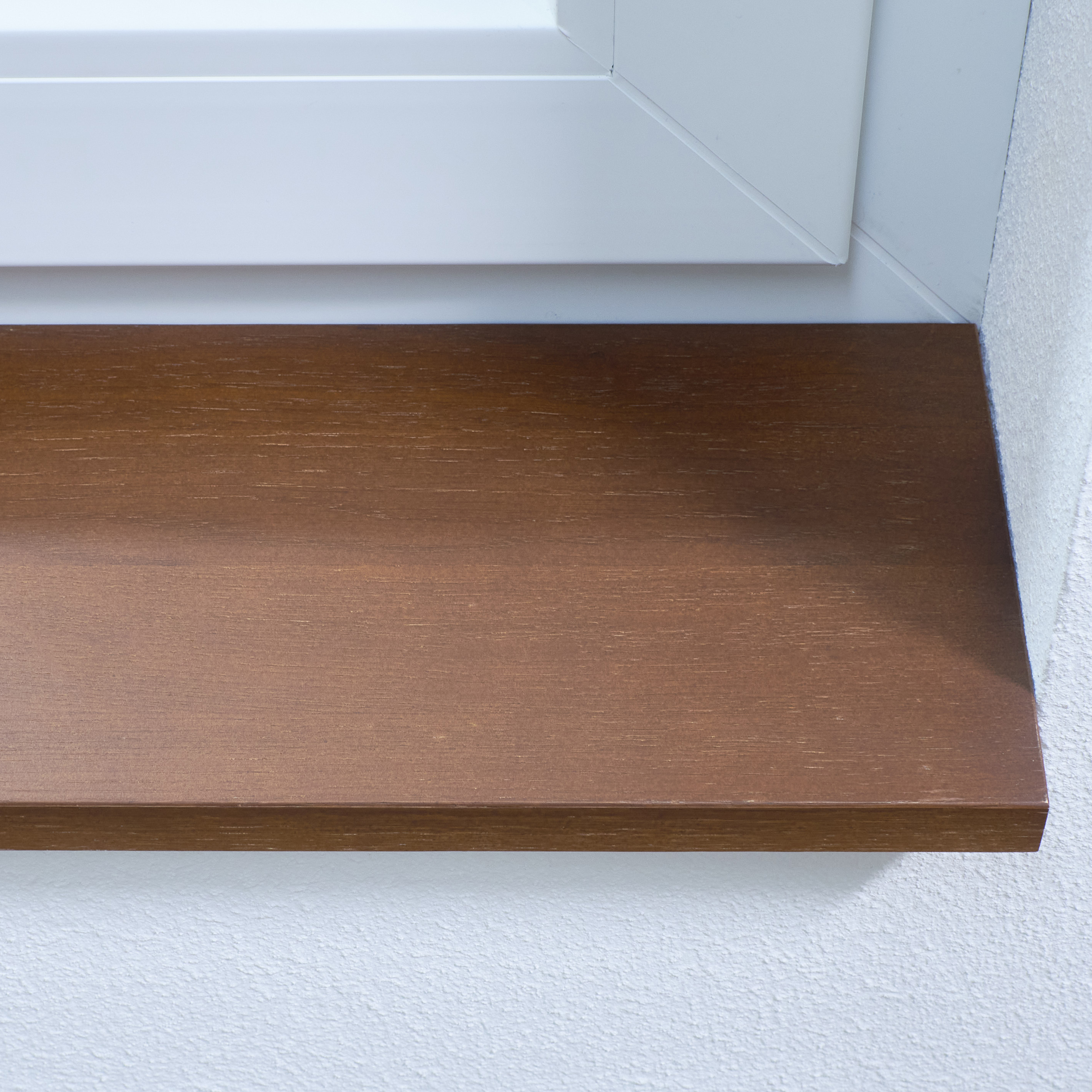Davanzale in rovere tinto marrone, primo piano del bordo anteriore con venatura del rovere visibile sulla spalletta bianca