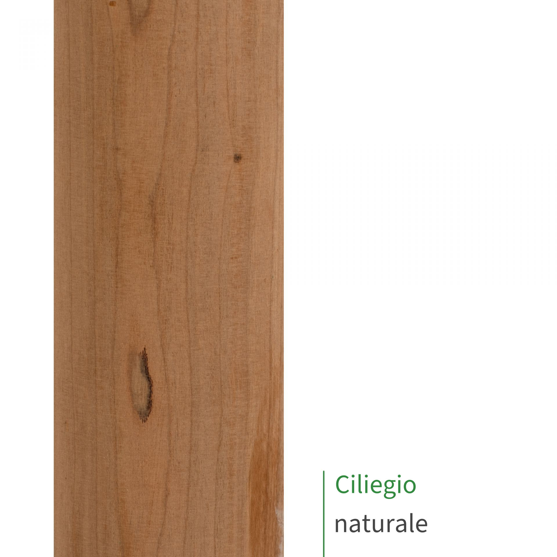 Corrimano in ciliegio naturale, primo piano della superficie del legno con venatura vivace e tonalità rosso-bruna