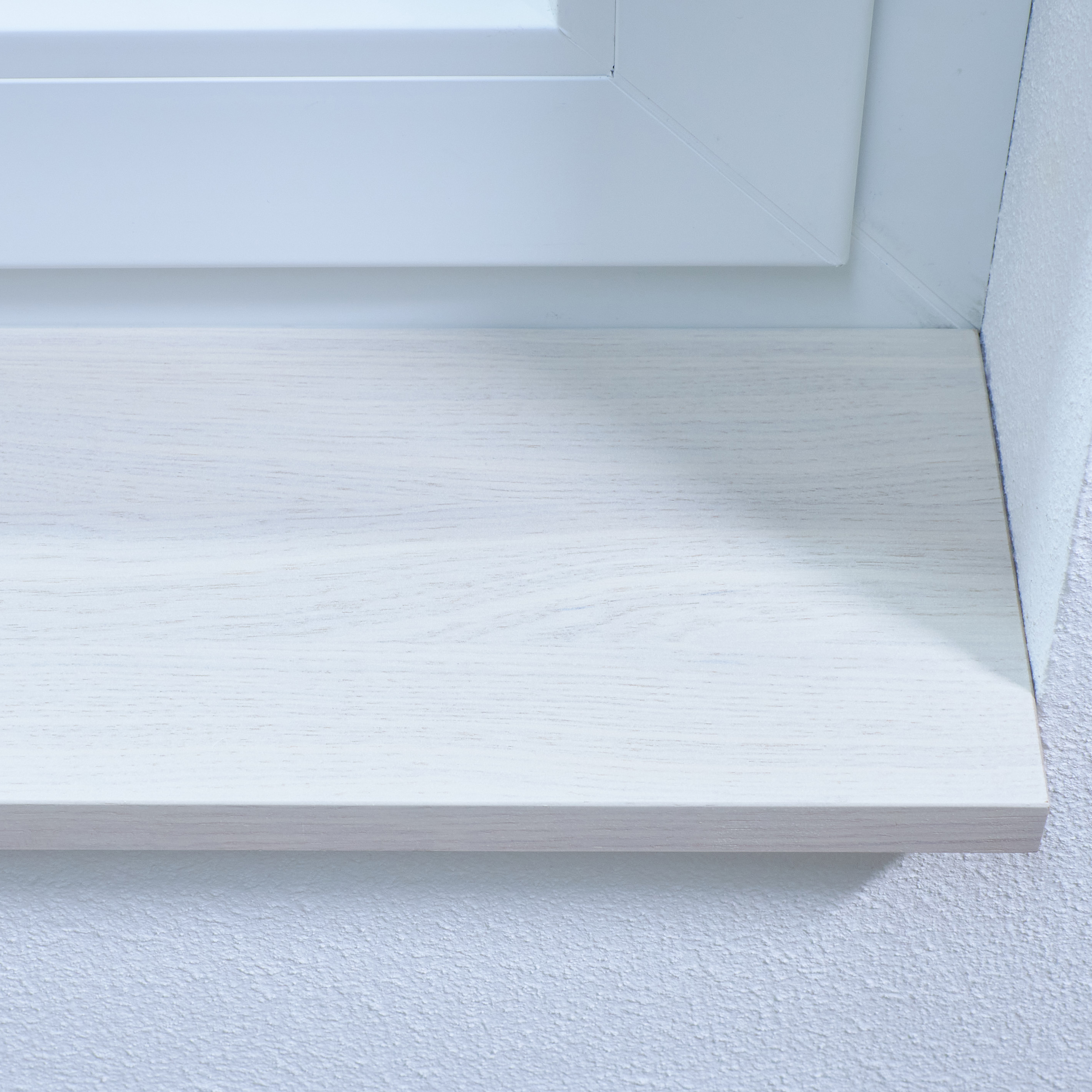 Davanzale in rovere tinto bianco, primo piano del bordo anteriore con venatura del rovere che traspare