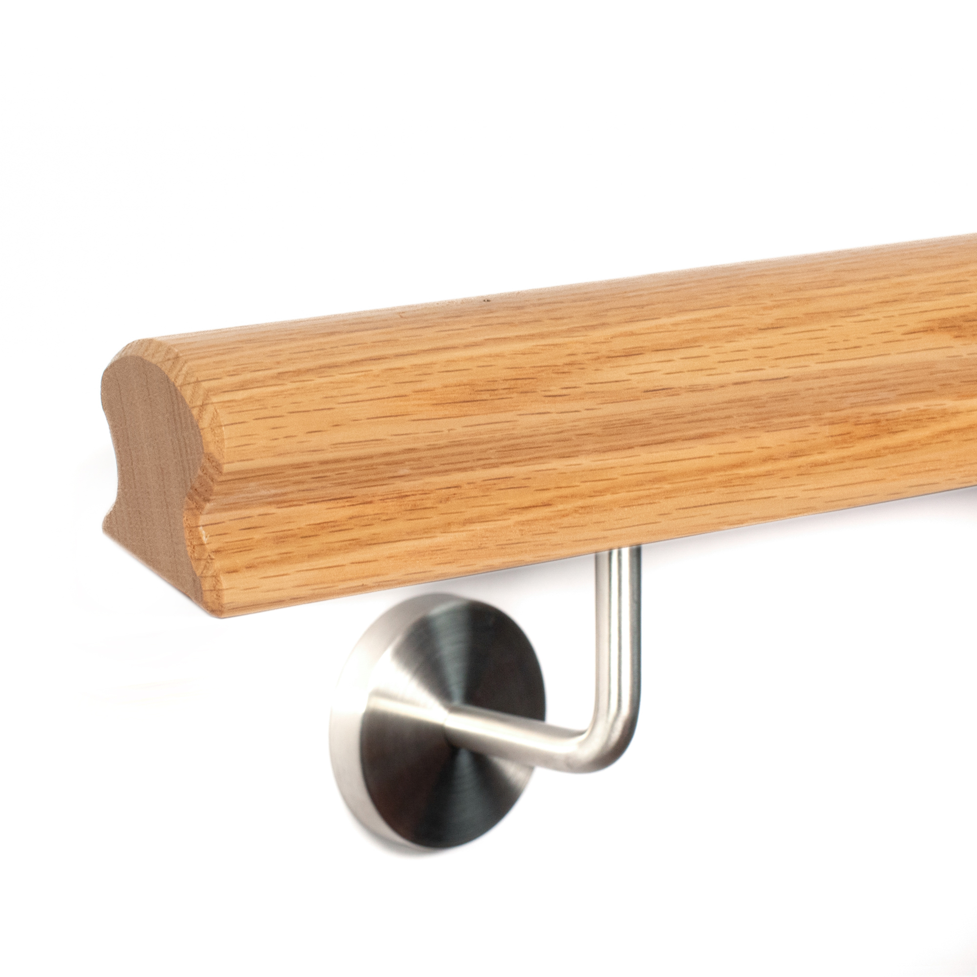 Corrimano Omega in rovere rosso con supporto per corrimano in acciaio inox, profilo con incavo di presa, su sfondo bianco