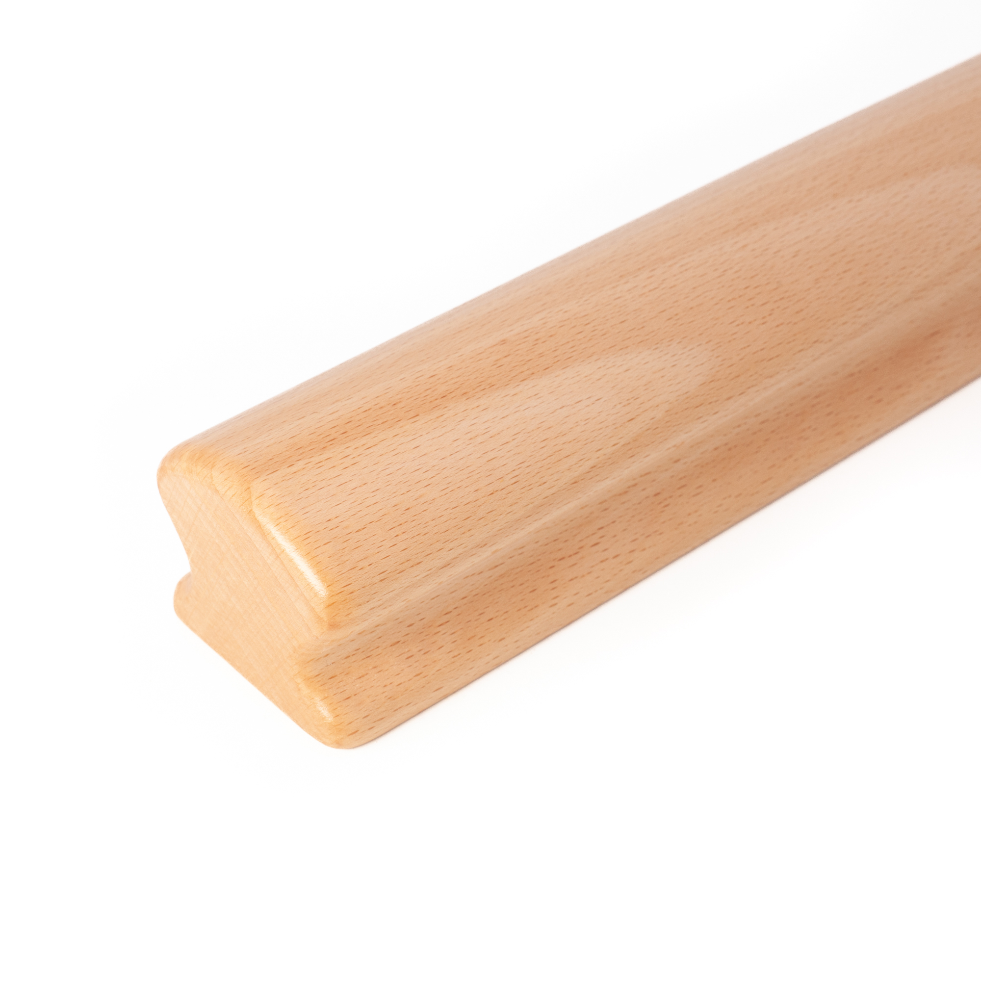 Corrimano Omega in faggio naturale, estremità arrotondata, primo piano del profilo con incavo per la presa, sfondo bianco