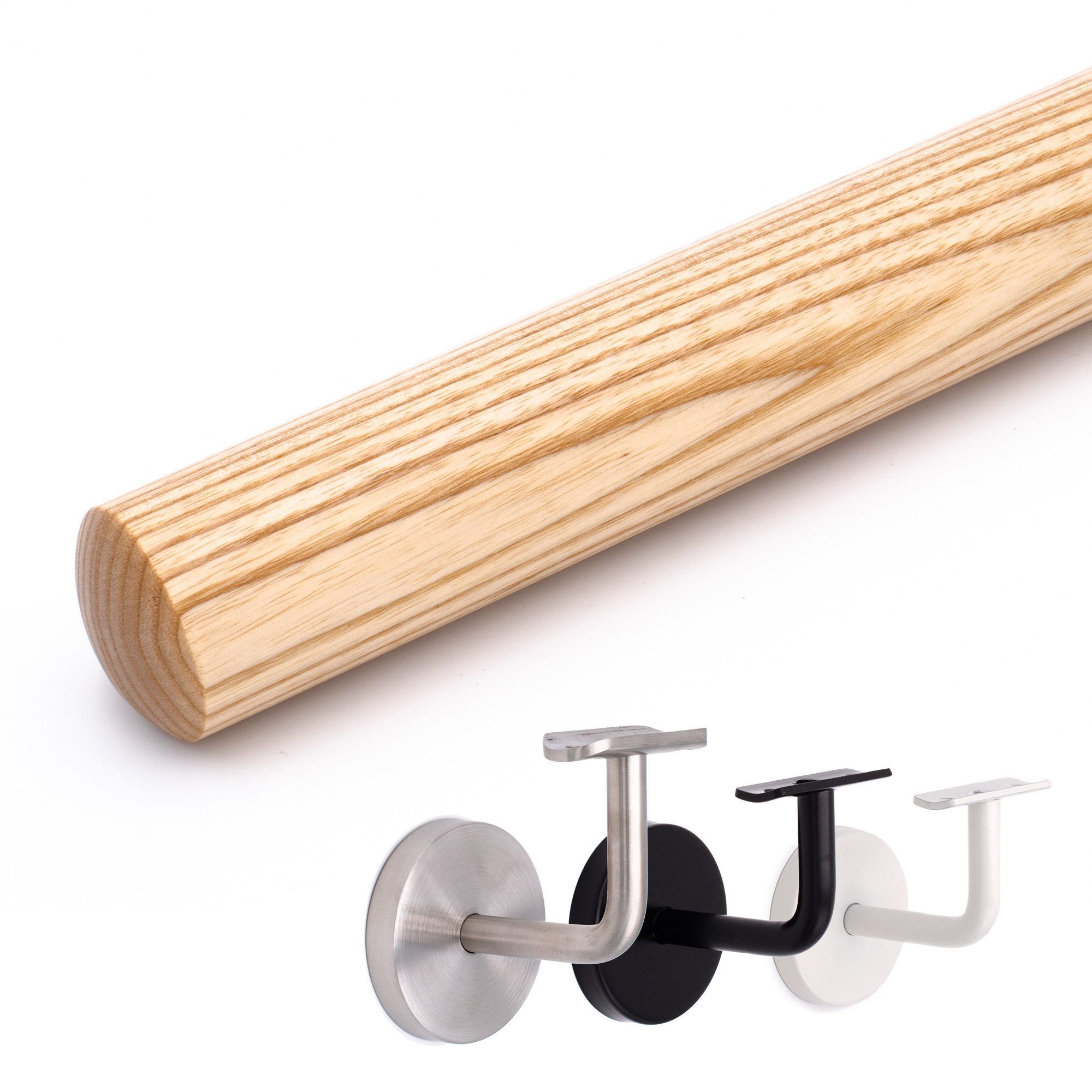 Corrimano rotondo in frassino naturale, accanto supporti per corrimano in acciaio inox, nero e bianco