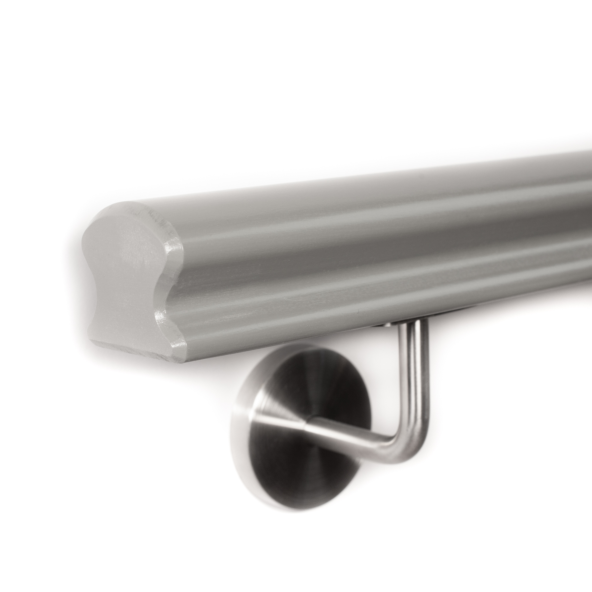 Corrimano Omega in faggio grigio verniciato, estremità con smusso di 3 mm, supporto inox su parete bianca, primo piano