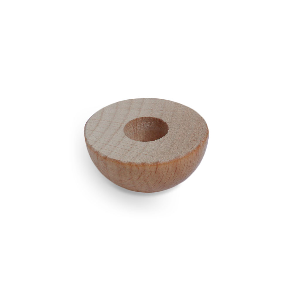 Tappo terminale in faggio semisferico naturale per corrimano in legno Ø 40 - 50 mm, con foro centrale, su sfondo bianco