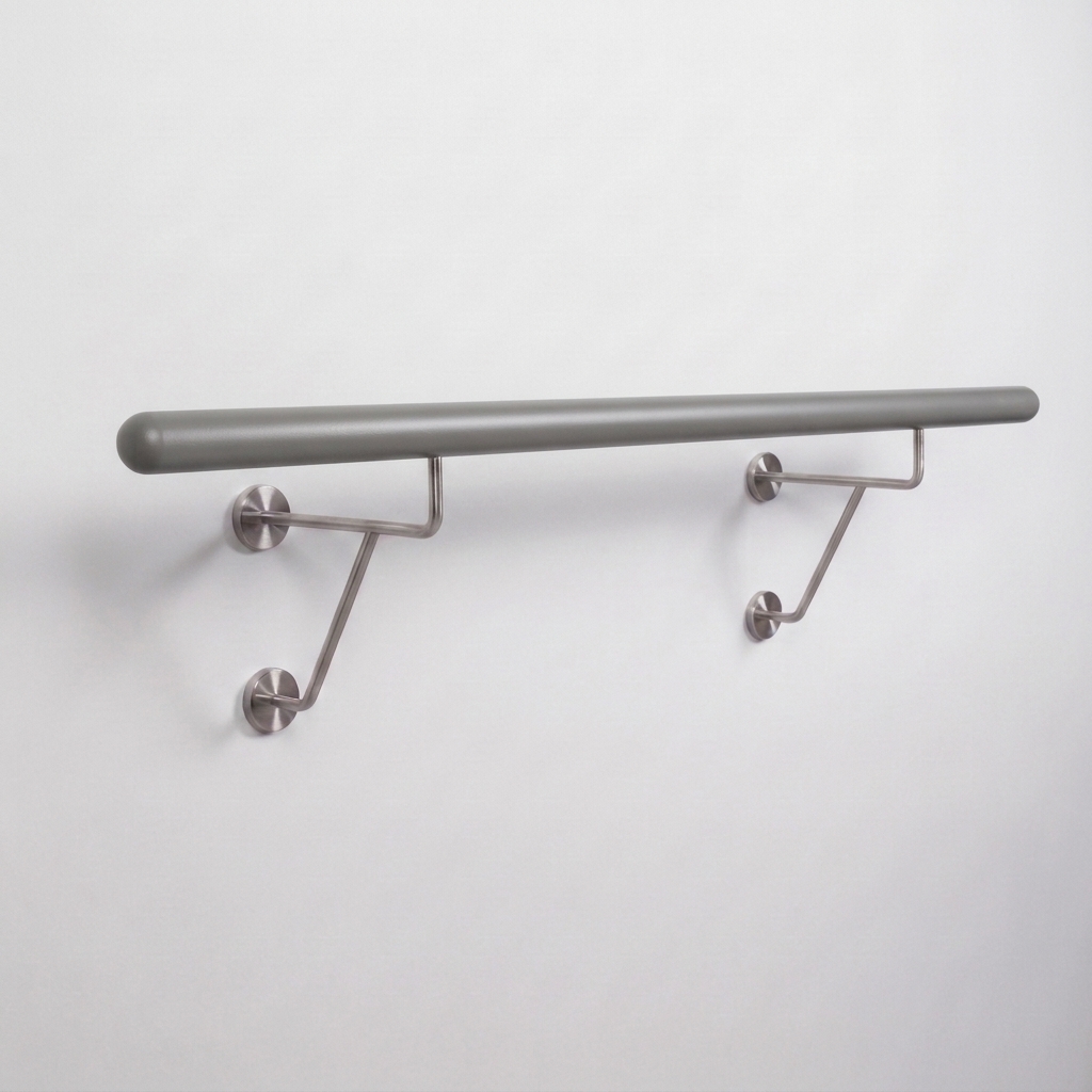 Sbarra da danza in faggio verniciato grigio con due supporti doppi a parete in acciaio inox, grigio coprente, sfondo bianco