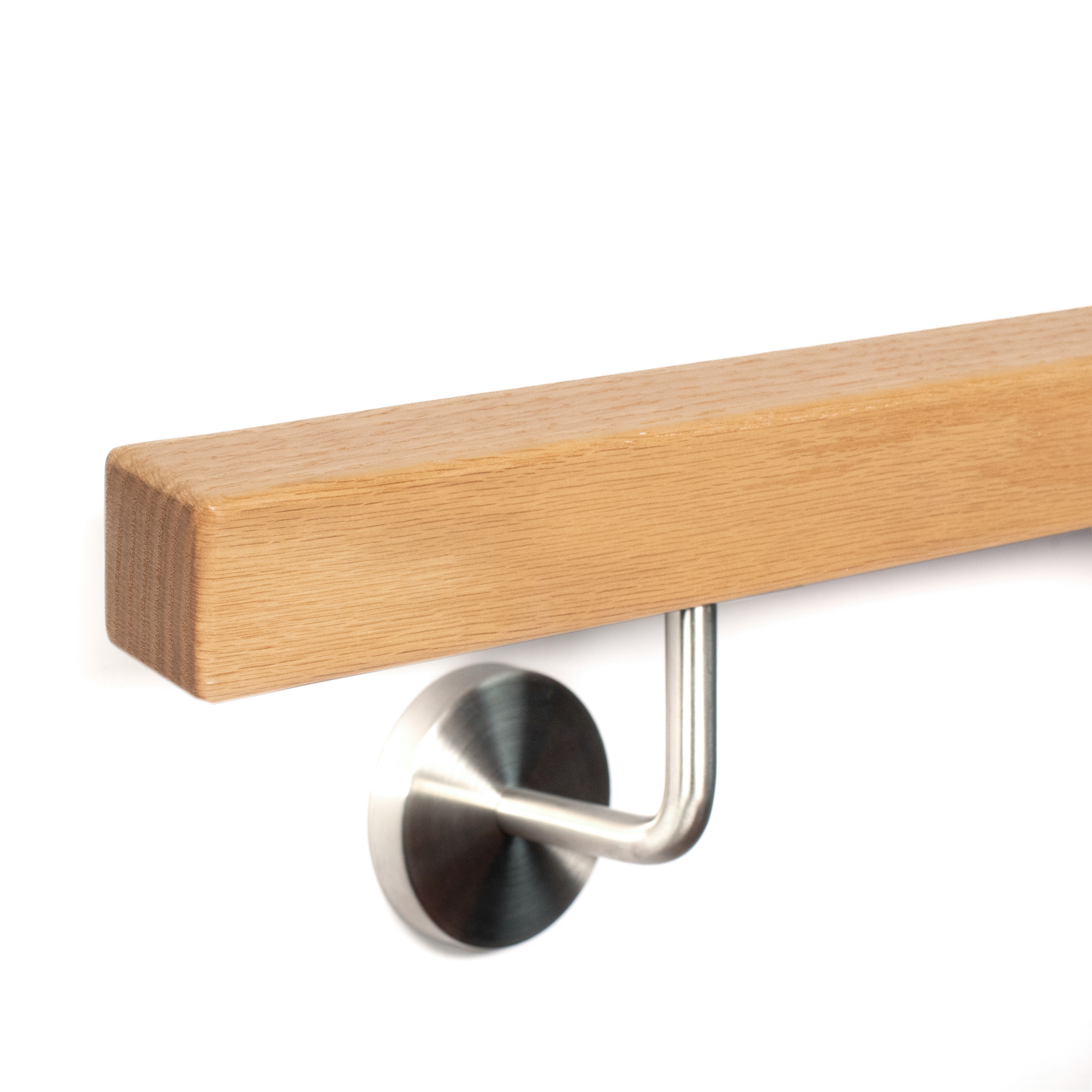 Corrimano quadrato in rovere rosso con supporto in acciaio inossidabile, vista obliqua su sfondo bianco, legno chiaro venato