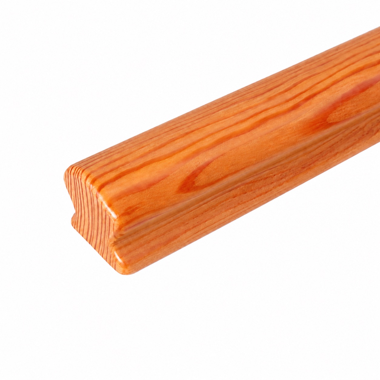 Corrimano Omega in larice su sfondo bianco senza supporto, profilo con scanalatura e vivace venatura rosso-arancio
