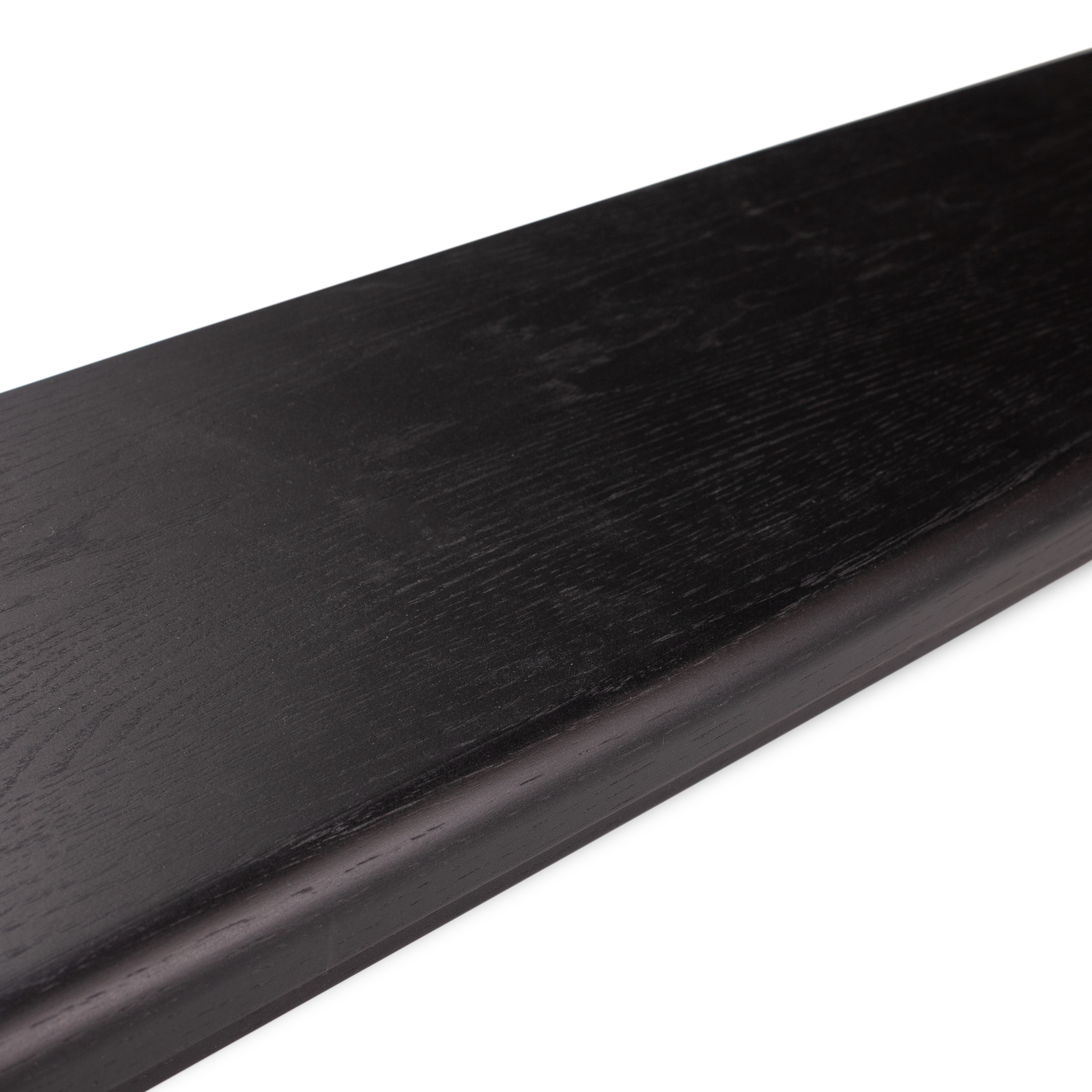 Davanzale in rovere tinto nero con venatura visibile, lamelle continue, primo piano del bordo anteriore