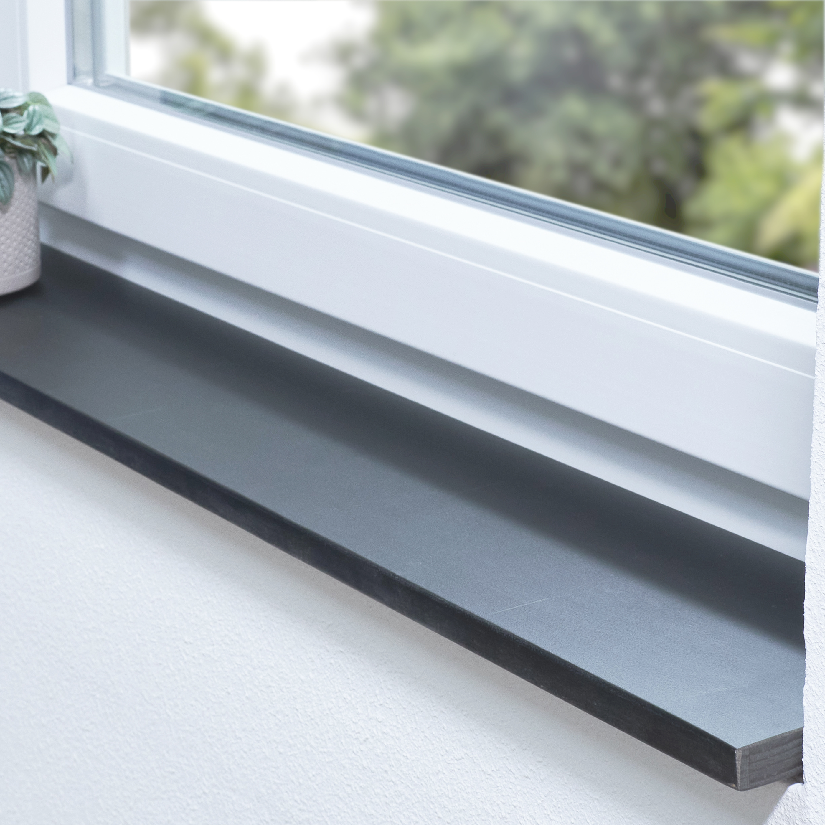 Davanzale in faggio con cuore rosso tinto nero, con giunzioni a pettine, in spalletta bianca con pianta e vista sul verde