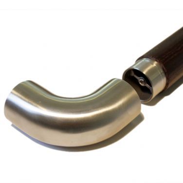 Terminale a 90° in acciaio inossidabile per corrimano in legno 42 mm, davanti a un corrimano rotondo scuro con raccordo inox