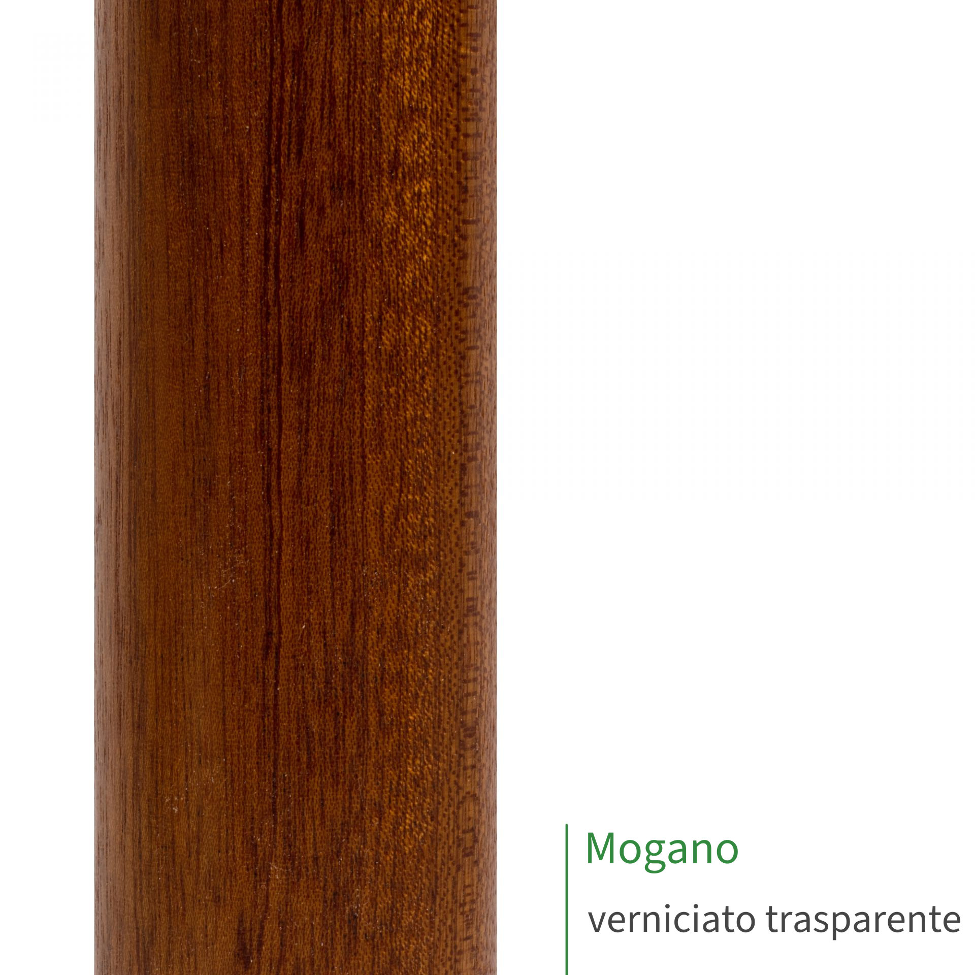 Corrimano in mogano verniciato trasparente, primo piano della superficie del legno con venatura fine e tonalità rosso-bruna