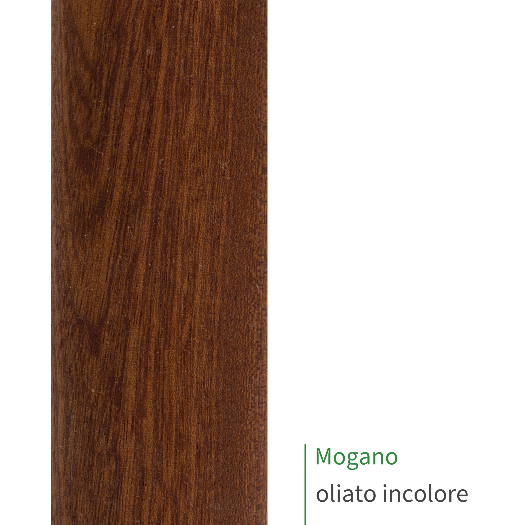 Corrimano in mogano oliato incolore, primo piano della superficie del legno con venatura fine e tonalità rosso-bruna