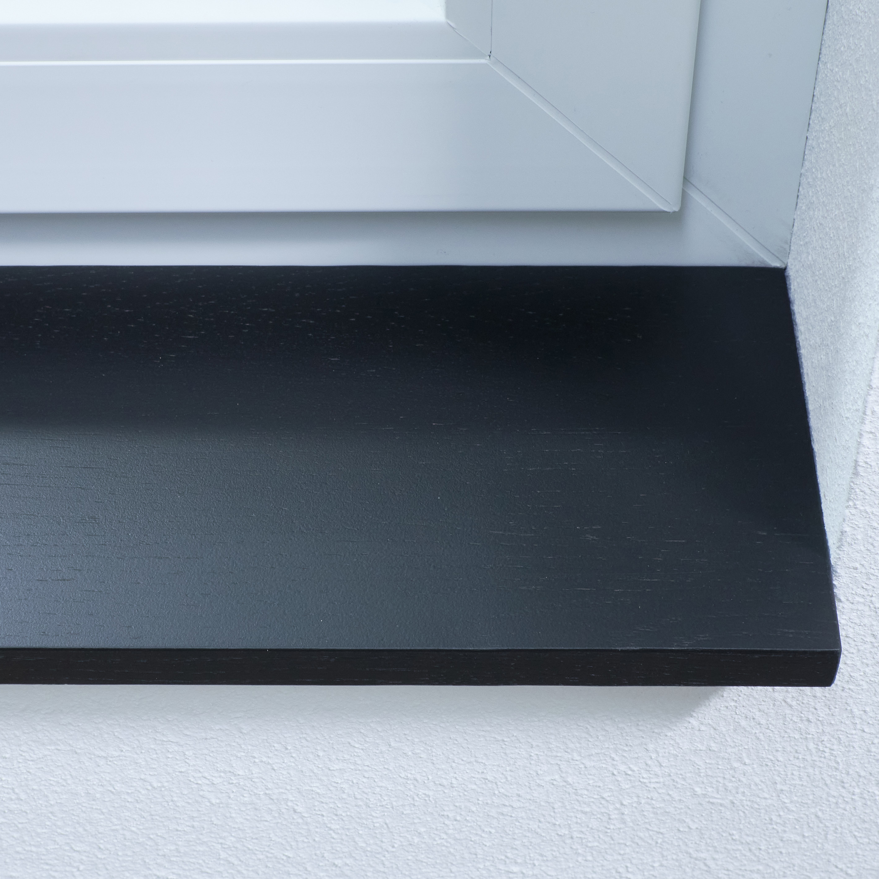 Davanzale in rovere tinto nero, con giunzioni a pettine, primo piano del bordo anteriore nella spalletta bianca
