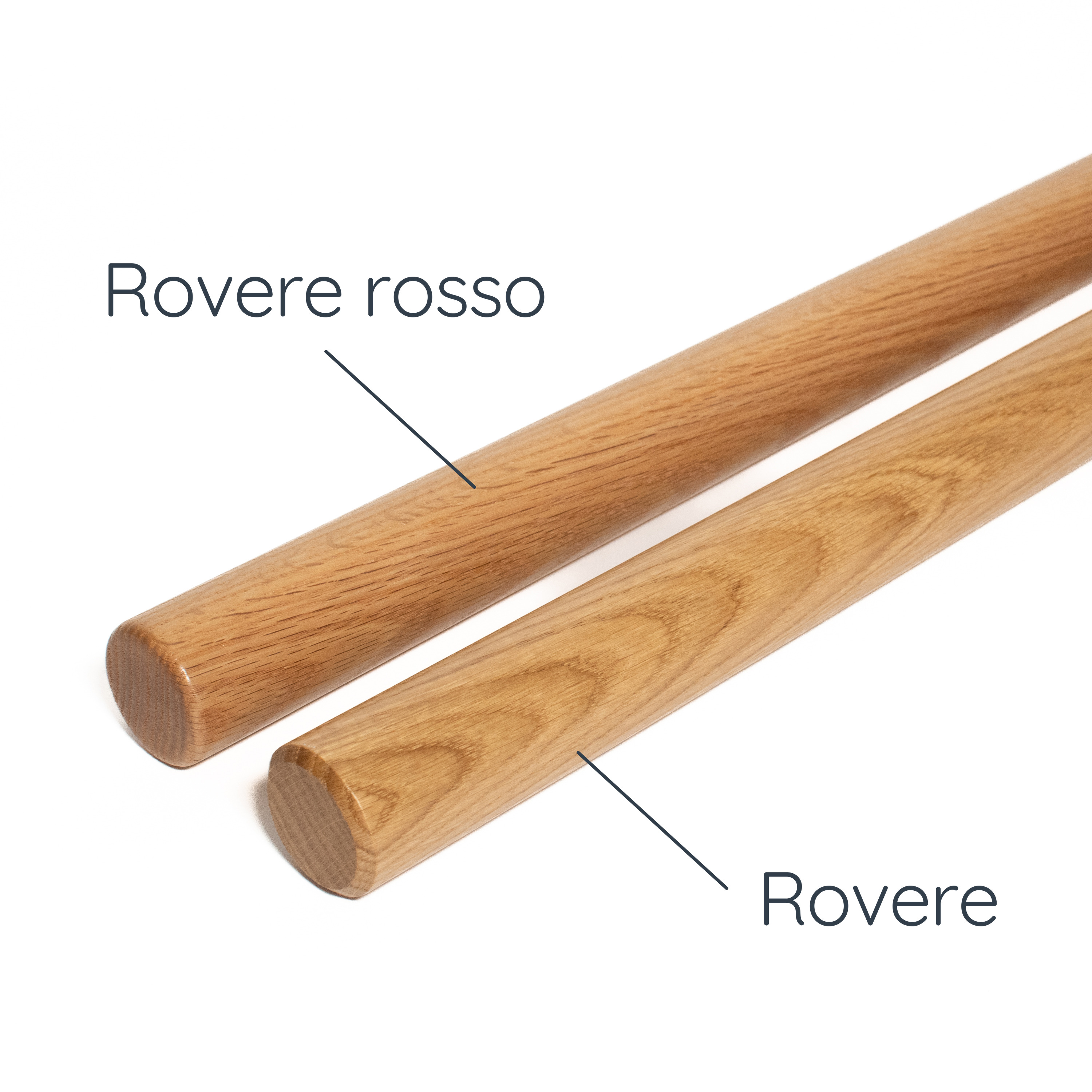 Corrimano rotondo in rovere e in rovere rosso a confronto: due aste tonde con venatura e tonalità diverse su sfondo bianco