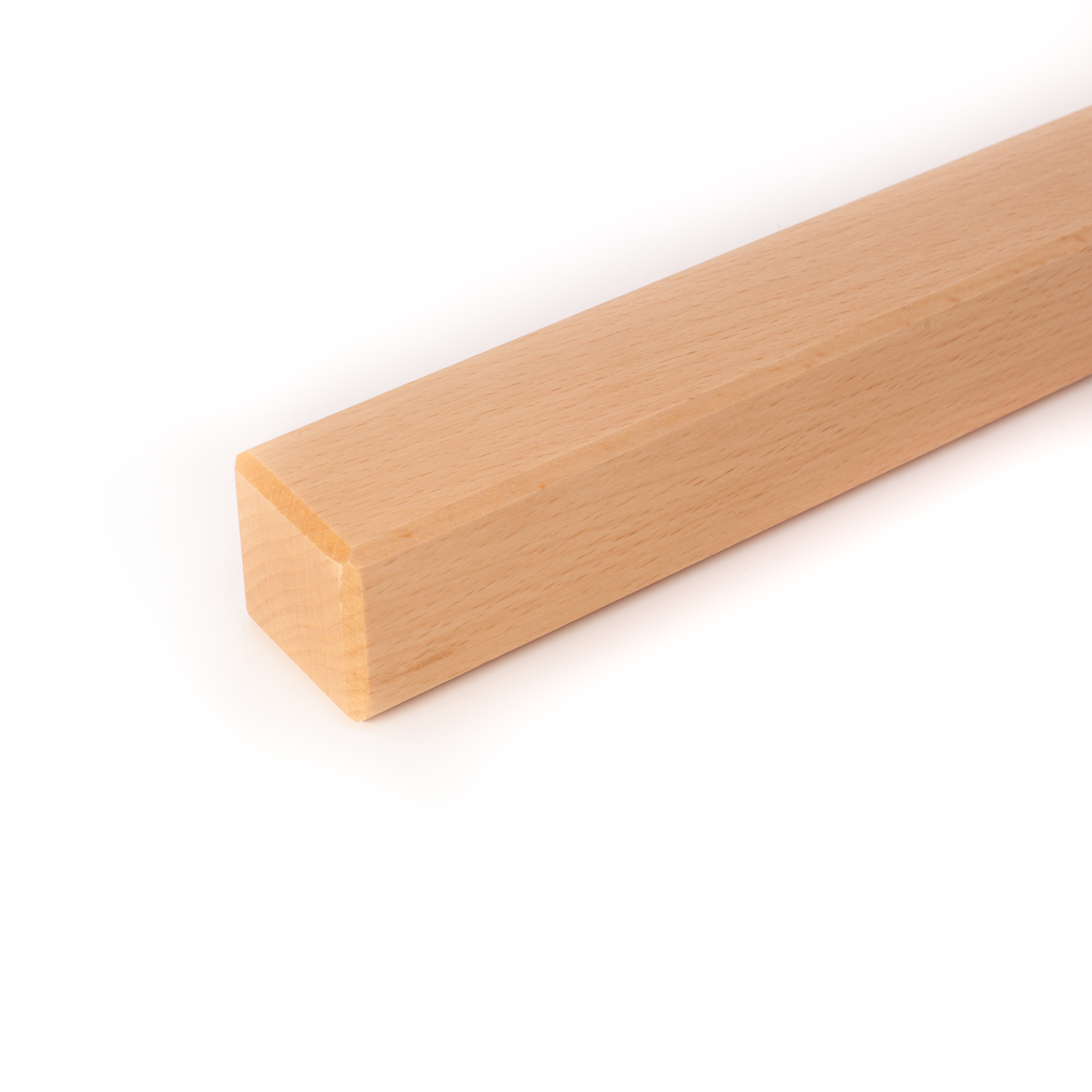 Corrimano quadrato in faggio, legno chiaro con estremità a spigoli smussati, su sfondo bianco senza supporto, vista obliqua