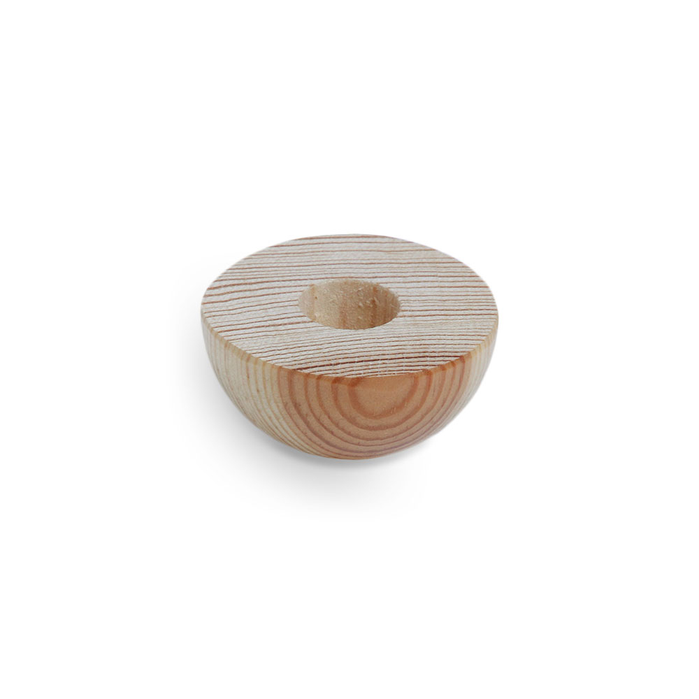 Tappo terminale in pino semisferico naturale per corrimano in legno Ø 40 - 50 mm, anelli di crescita e foro, su sfondo bianco