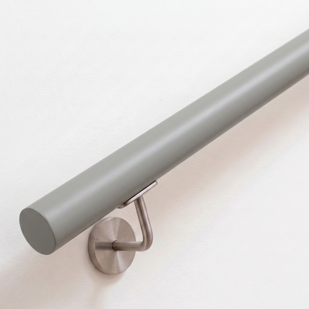Corrimano rotondo in faggio verniciato grigio, supporto in acciaio inox su parete bianca, estremità dritta, vista dall'alto
