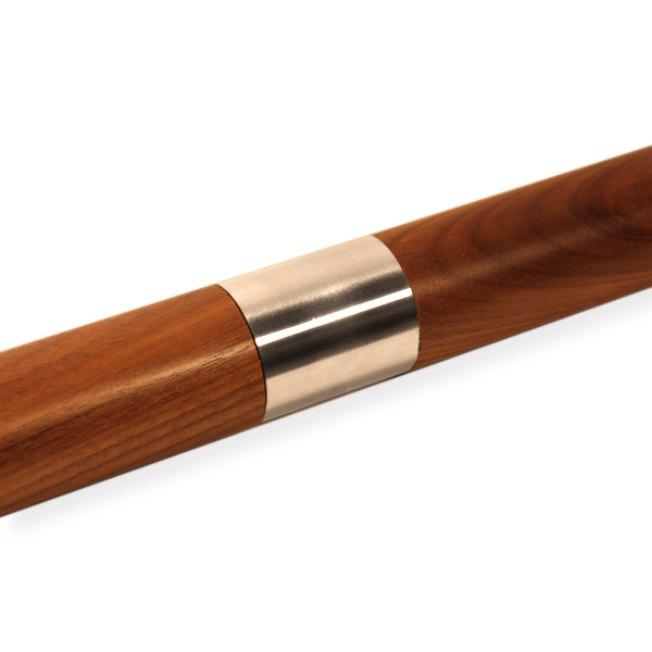 Raccordo diritto per corrimano in legno Ø 42 mm, manicotto metallico che unisce due corrimano in legno, primo piano obliquo