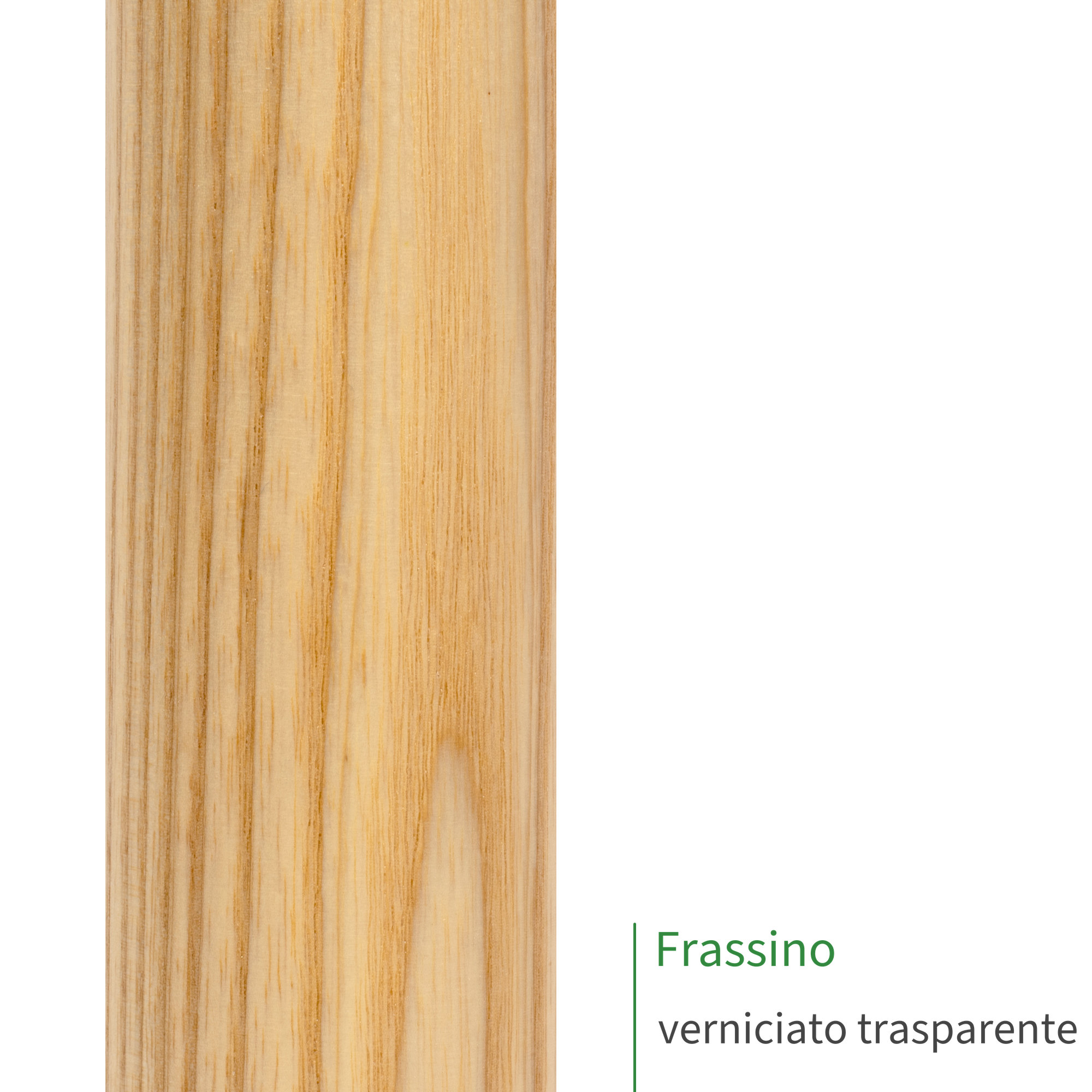 Corrimano in frassino verniciato trasparente, primo piano della superficie del legno con venatura marcata e tonalità chiara