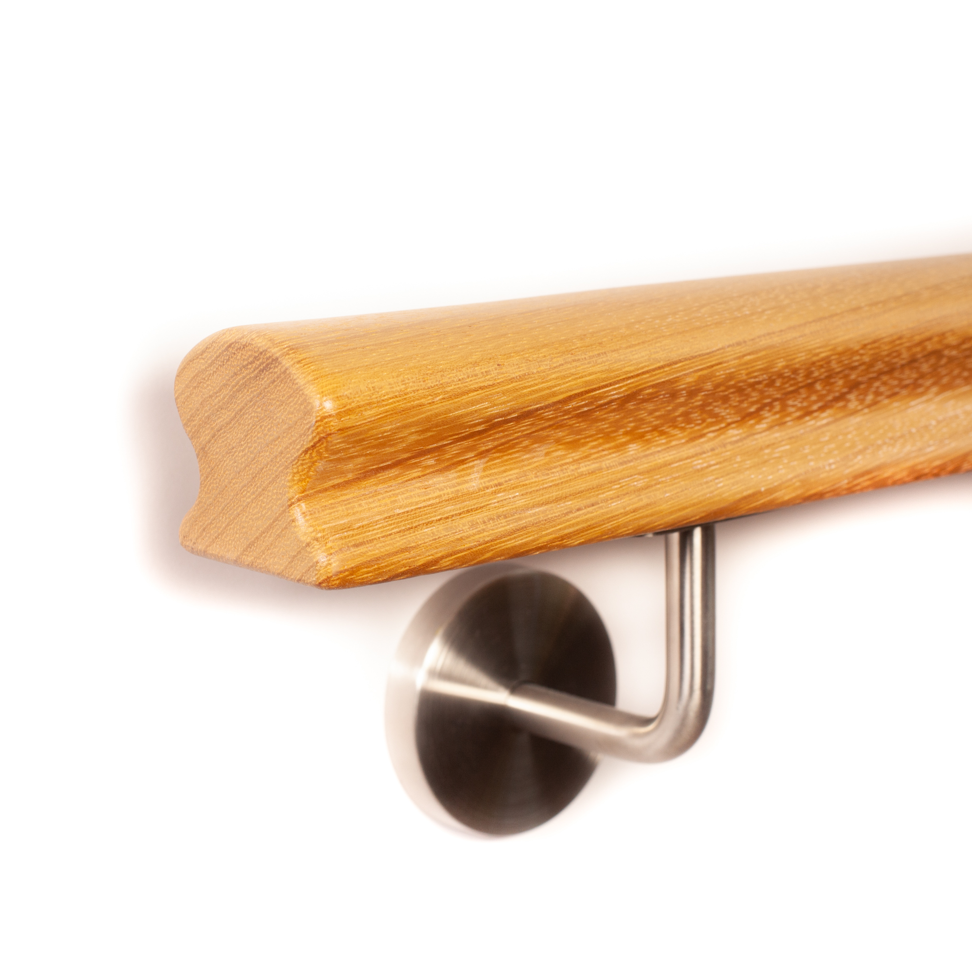 Corrimano Omega in iroko con estremità arrotondata su supporto a parete in acciaio inox con rosetta, vista laterale