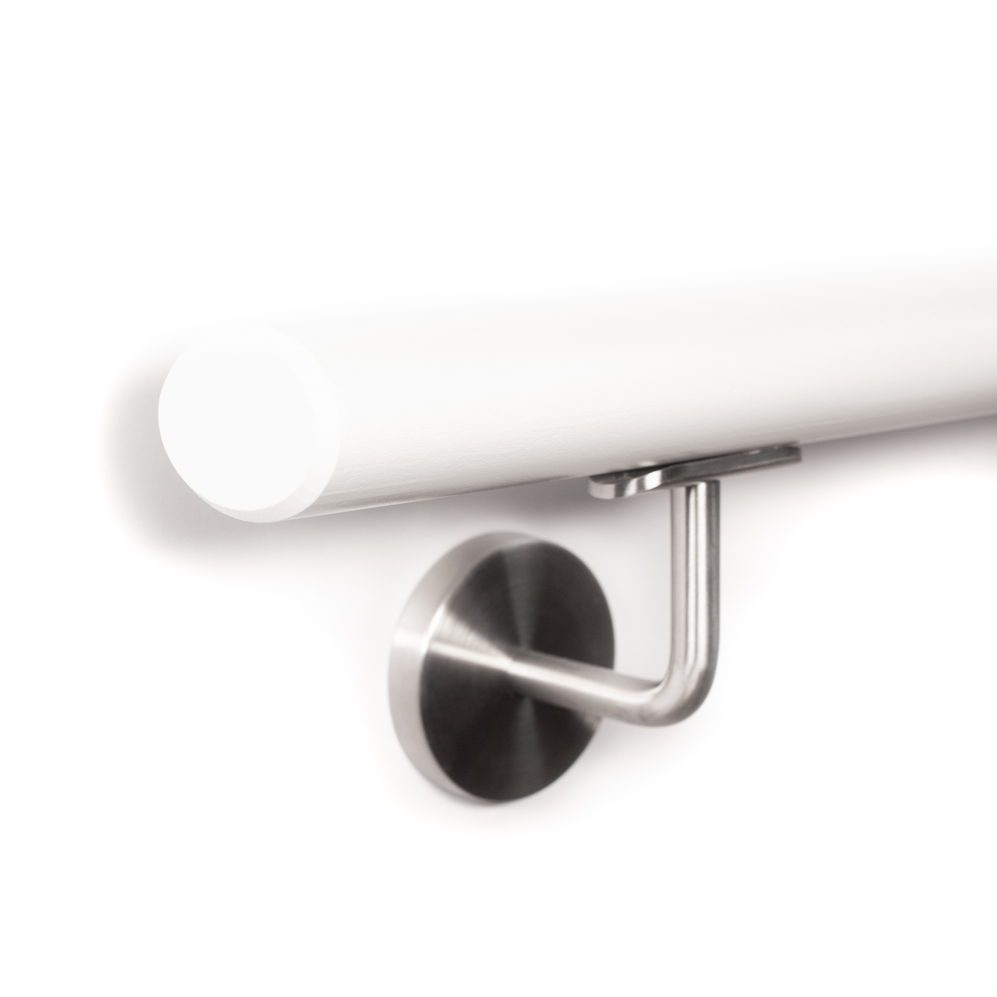 Corrimano ovale in faggio bianco verniciato, estremità con smusso di 3 mm, supporto a parete in acciaio inox, primo piano