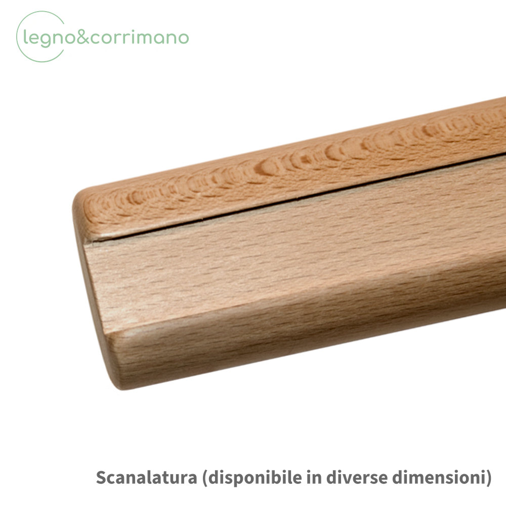 Corrimano con scanalatura sul retro, disponibile in diverse dimensioni, primo piano del profilo in legno chiaro
