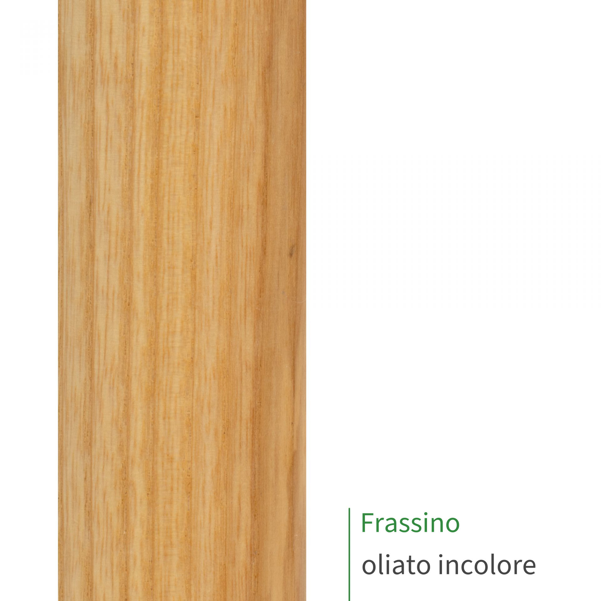 Corrimano in frassino oliato incolore, primo piano della superficie del legno con venatura marcata e tonalità chiara