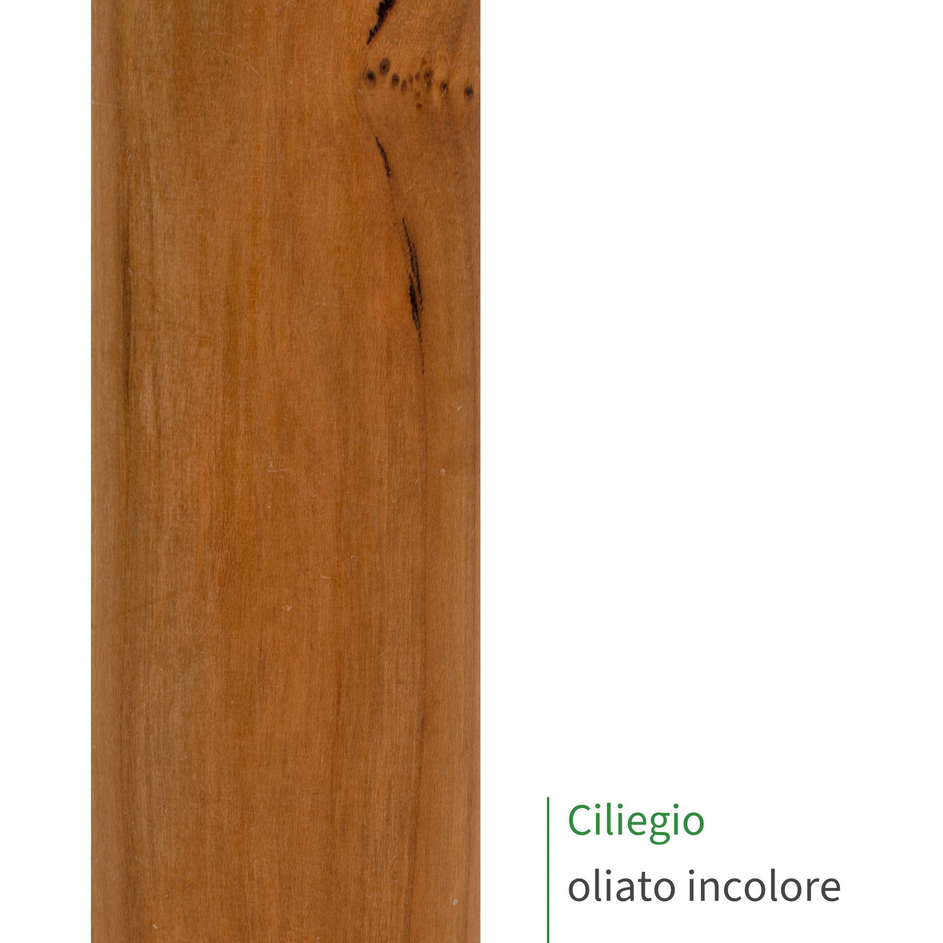 Corrimano in ciliegio oliato incolore, primo piano della superficie del legno con venatura vivace e tonalità rosso-bruna
