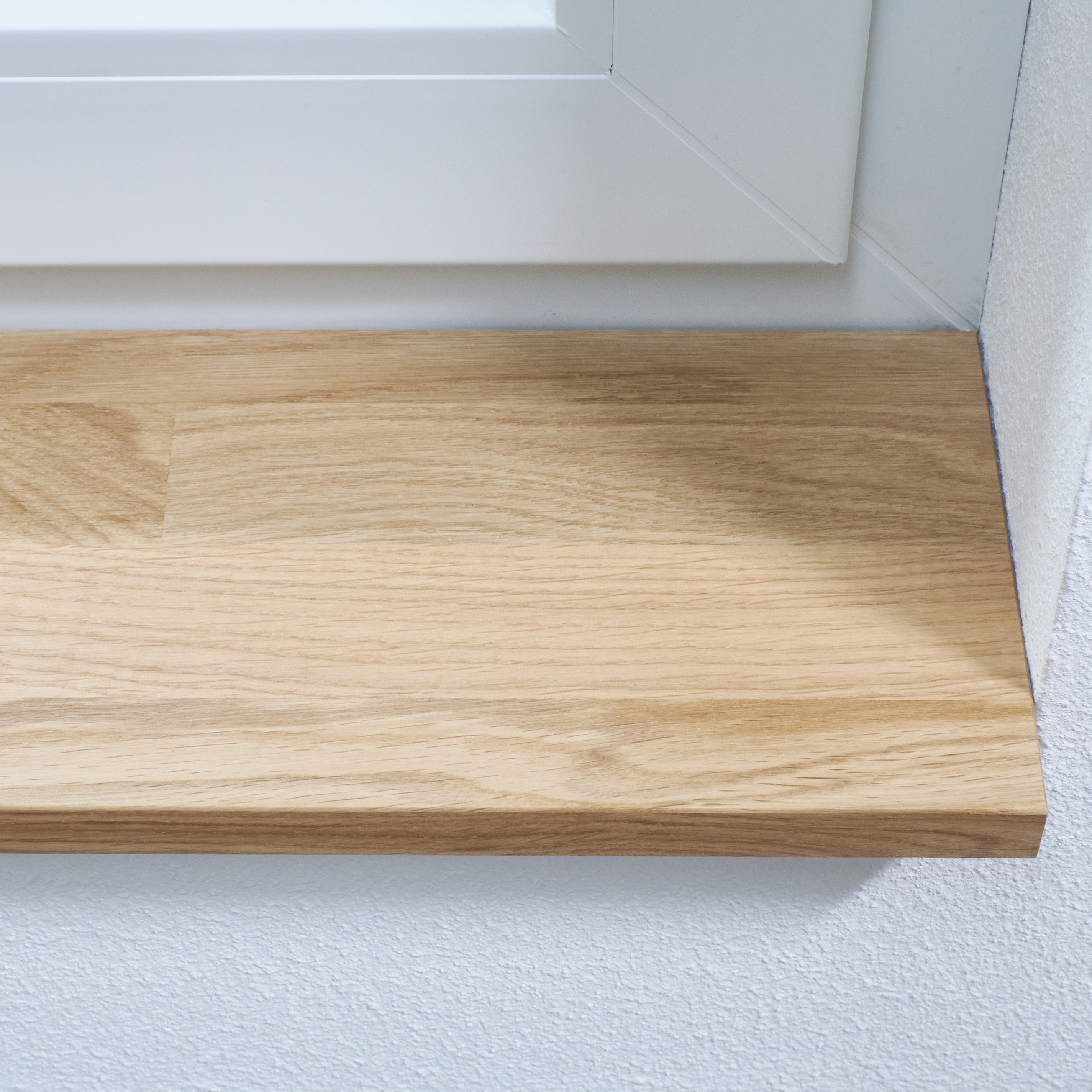 Davanzale in rovere naturale, con giunzioni a pettine, primo piano del bordo anteriore con giunti delle lamelle visibili