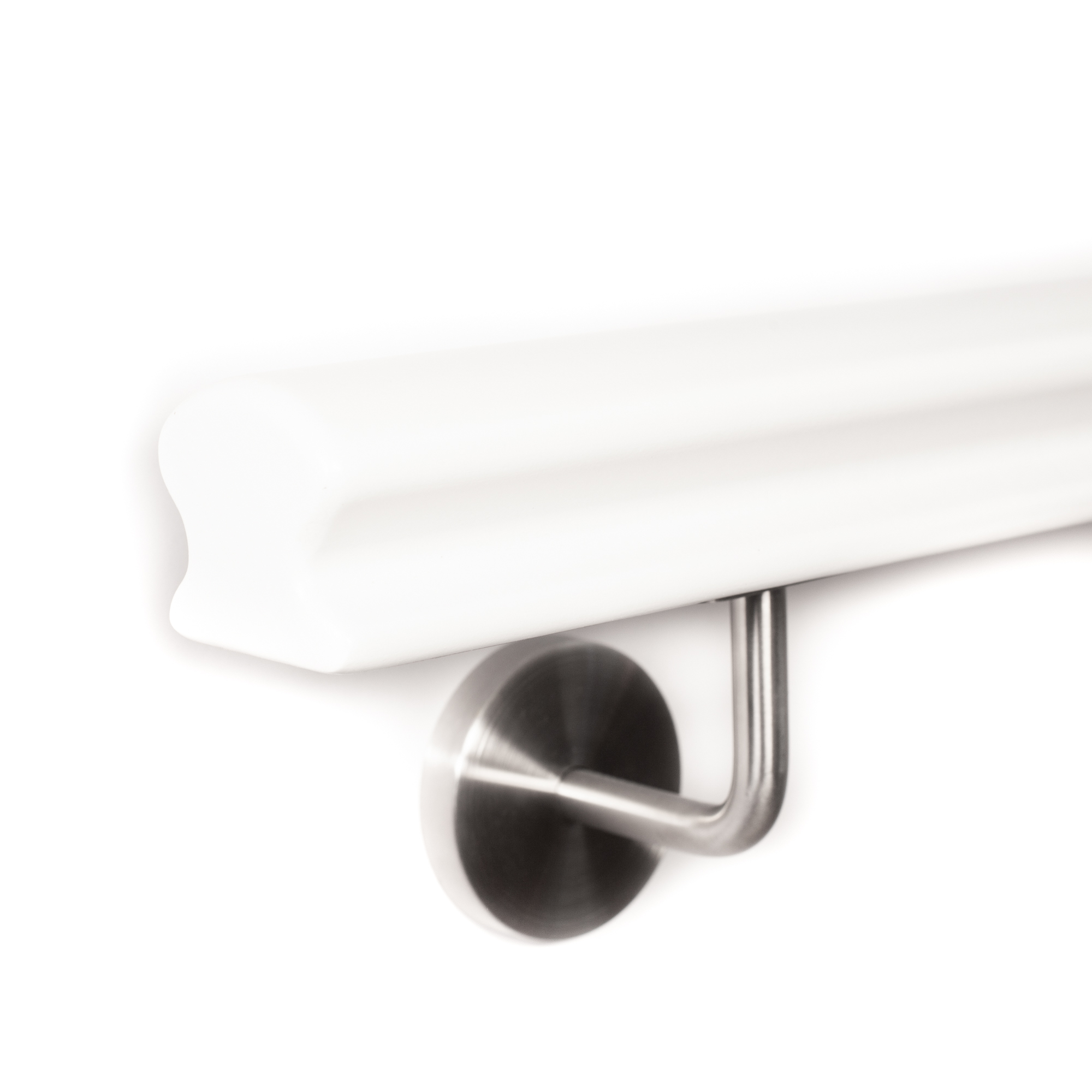 Corrimano Omega in faggio bianco verniciato, estremità arrotondata, supporto a parete in acciaio inox, primo piano