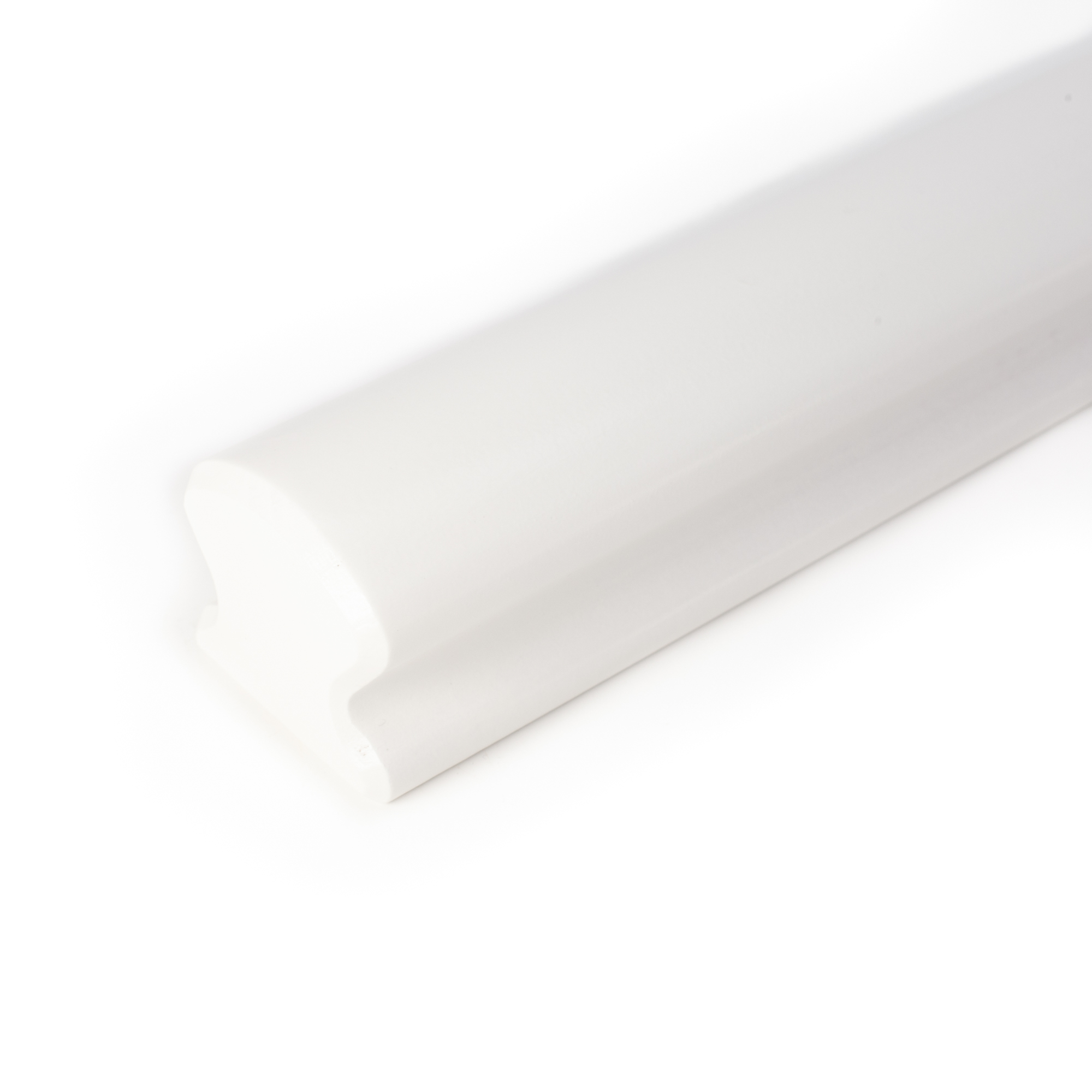 Corrimano Omega in faggio bianco verniciato, estremità con smusso di 3 mm, primo piano senza supporto, sfondo bianco