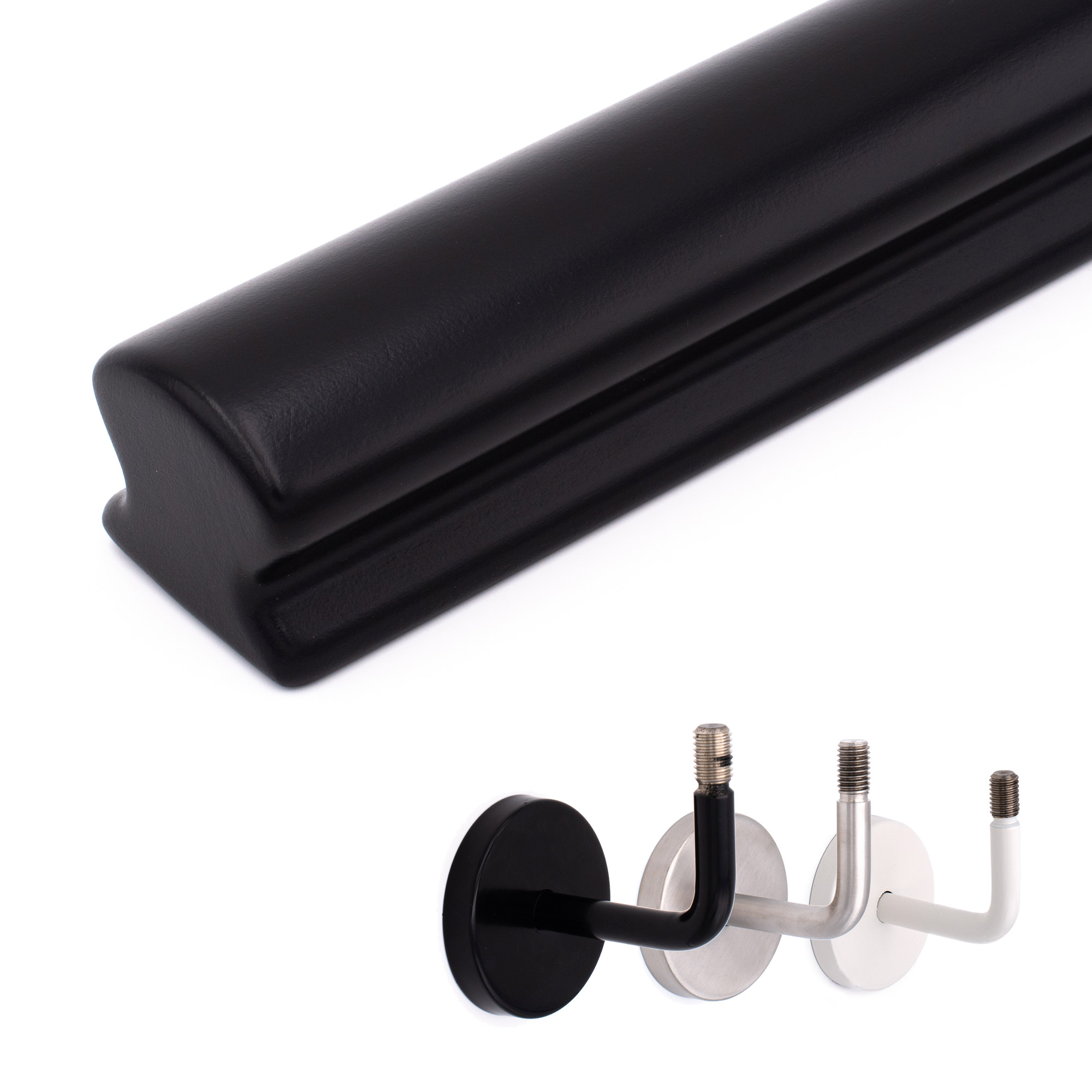 Corrimano Omega in faggio nero verniciato, in diagonale su sfondo bianco, supporti per corrimano in nero, inox e bianco