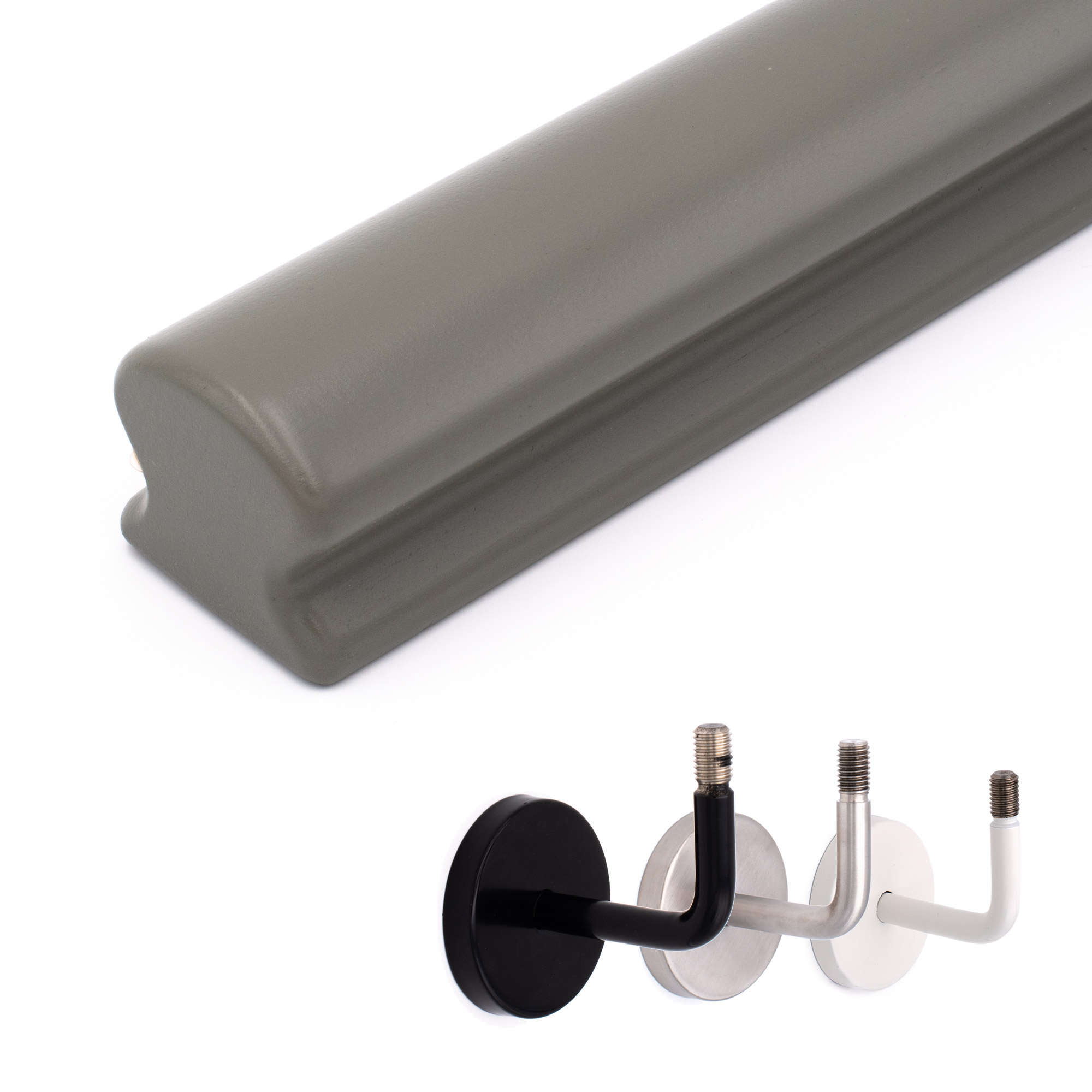 Corrimano Omega in faggio grigio verniciato, in diagonale su sfondo bianco, supporti per corrimano in nero, inox e bianco