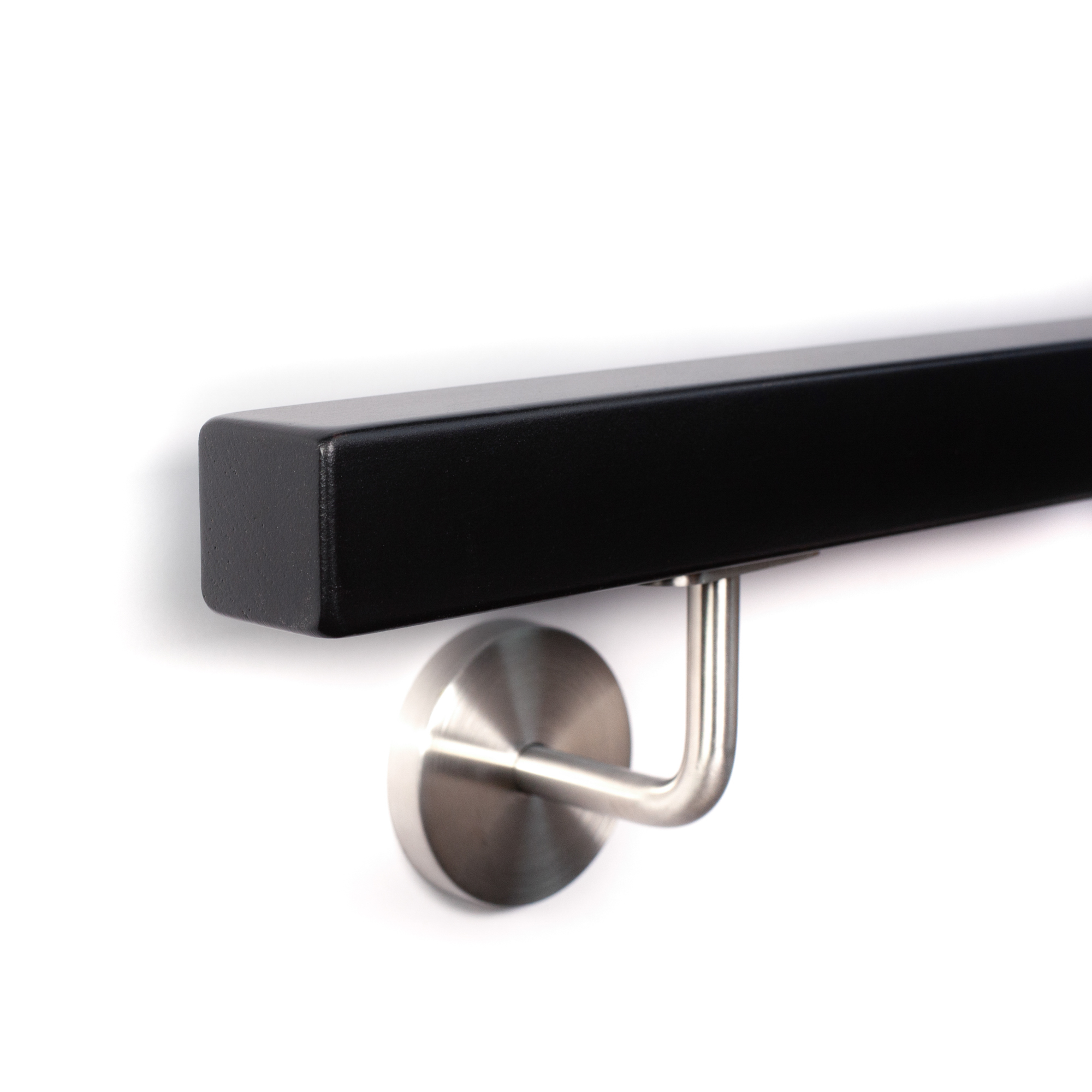 Corrimano quadrato verniciato nero con supporto per corrimano inox su parete bianca, primo piano obliquo dal basso