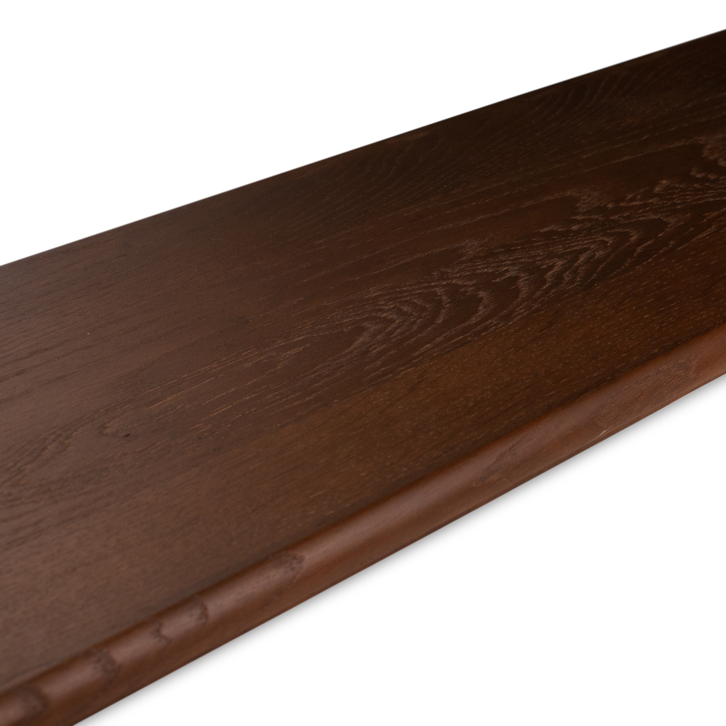 Davanzale in rovere tinto marrone con venatura visibile, lamelle continue, primo piano del bordo anteriore