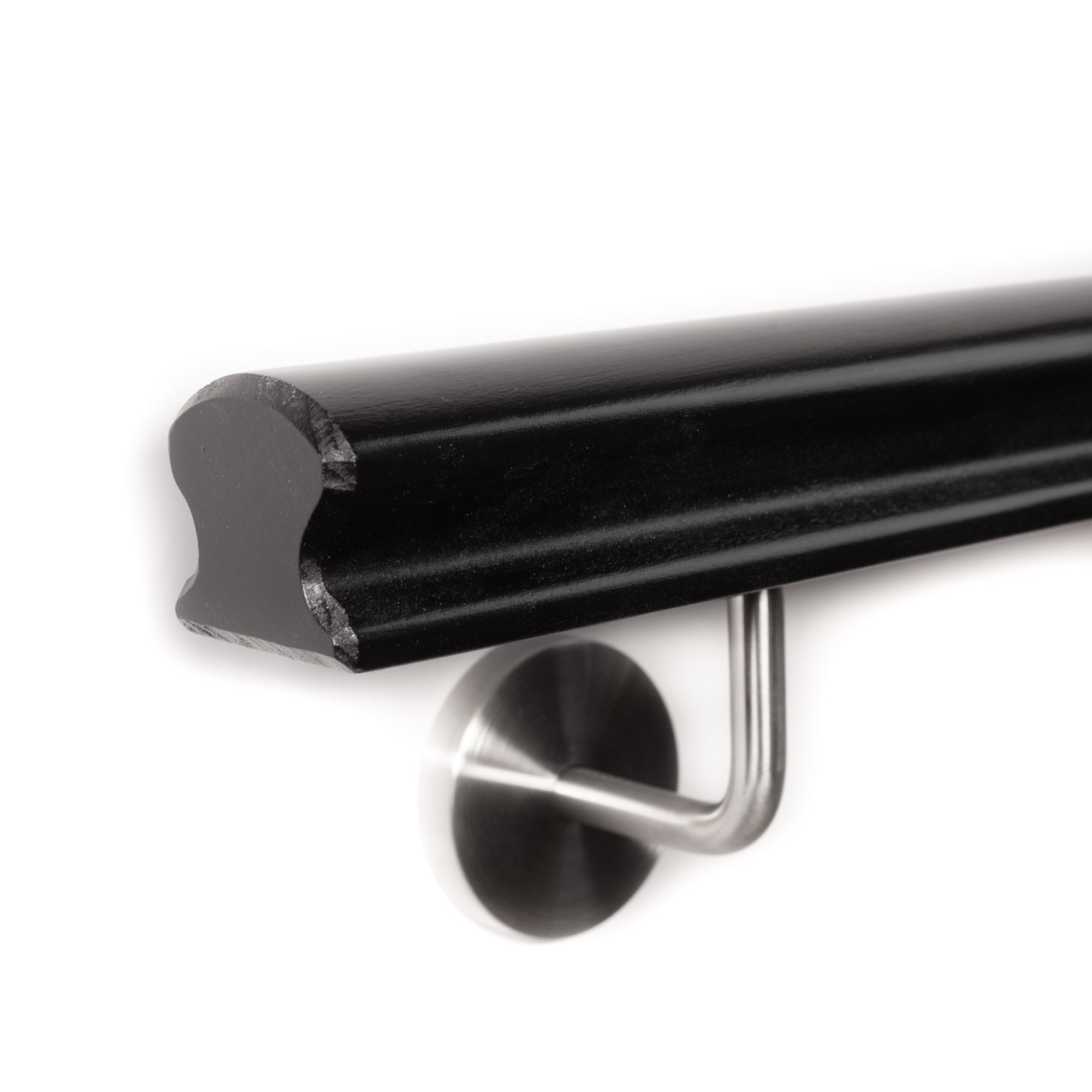 Corrimano Omega in faggio nero verniciato, estremità con smusso di 3 mm, supporto a parete in acciaio inox, primo piano