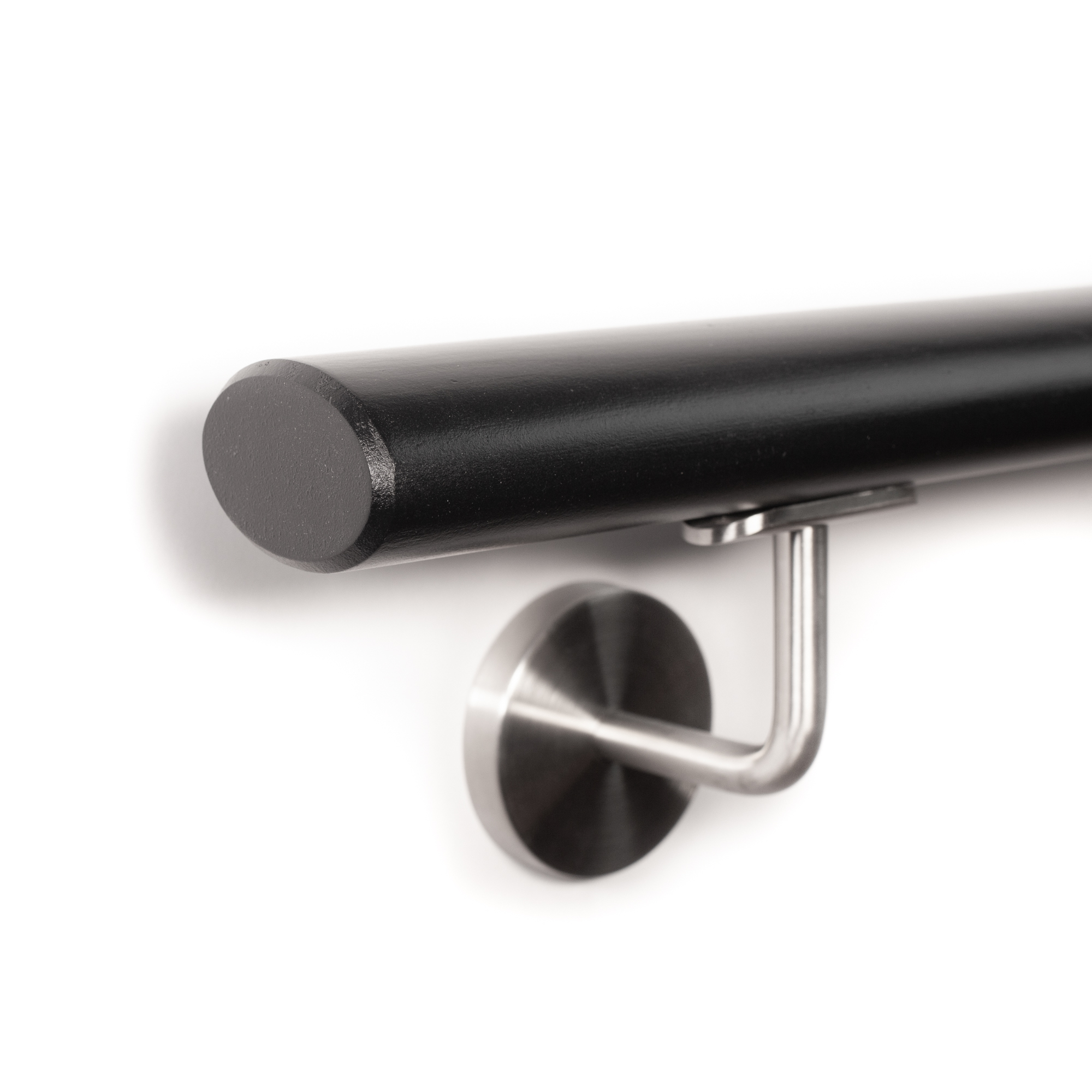 Corrimano ovale in faggio nero verniciato, estremità con smusso di 3 mm, supporto a parete in acciaio inox, primo piano