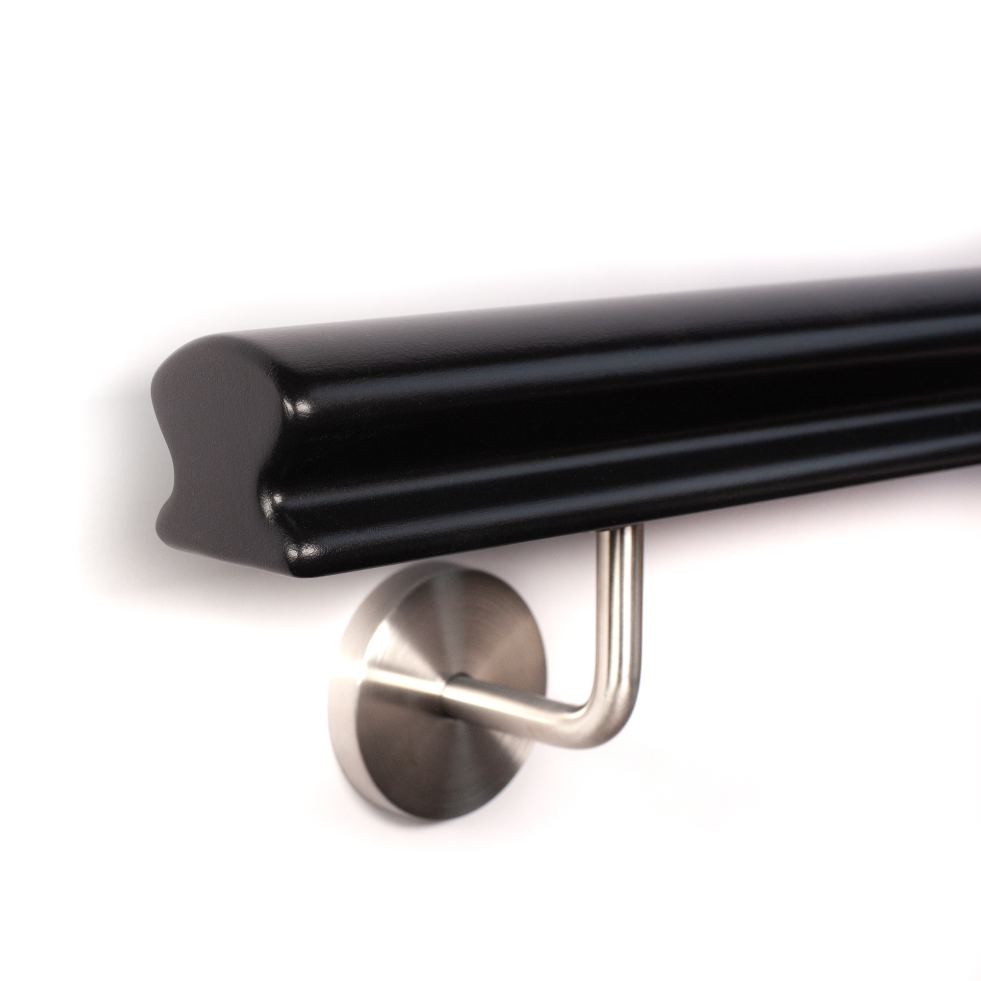 Corrimano Omega in faggio nero verniciato, estremità arrotondata, supporto a parete in acciaio inox, primo piano