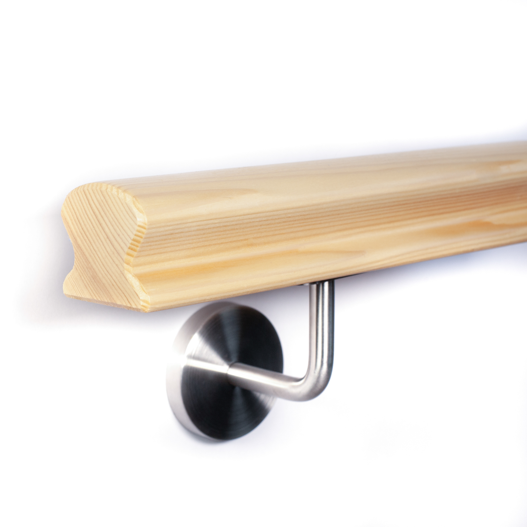 Corrimano Omega in abete rosso con smusso su parete bianca, supporto inox con rosetta rotonda, vista obliqua dal basso
