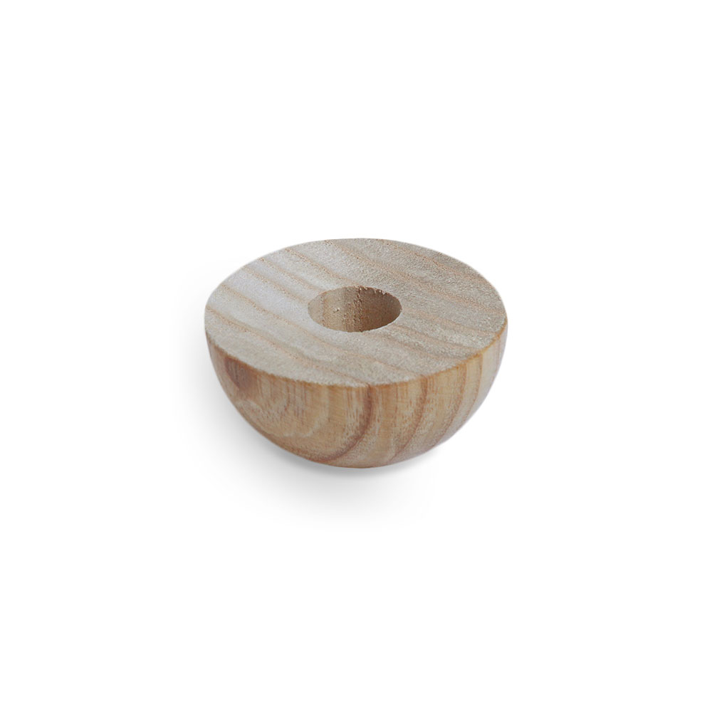 Tappo terminale in frassino semisferico naturale per corrimano in legno Ø 40 - 50 mm, legno chiaro con foro, su sfondo bianco