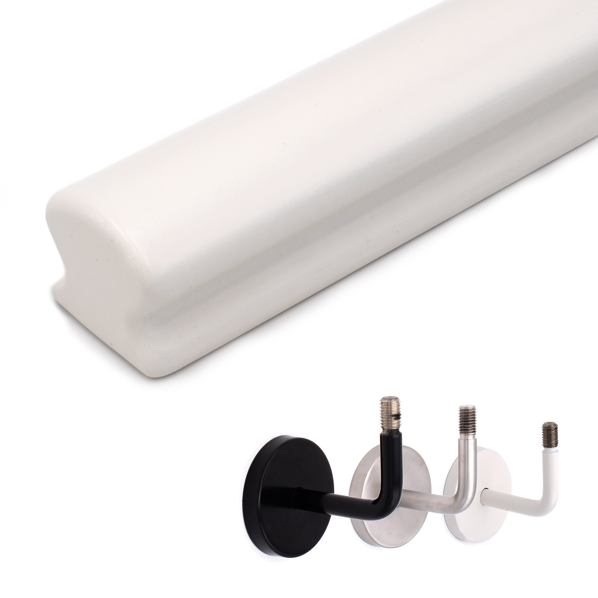 Corrimano Omega in faggio bianco verniciato, in diagonale su sfondo bianco, supporti per corrimano in nero, inox e bianco