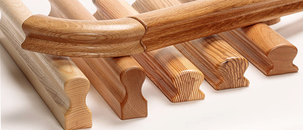 Corrimano in legno Omega in diverse essenze impilati, profilo Omega con scanalatura e testate visibili, primo piano