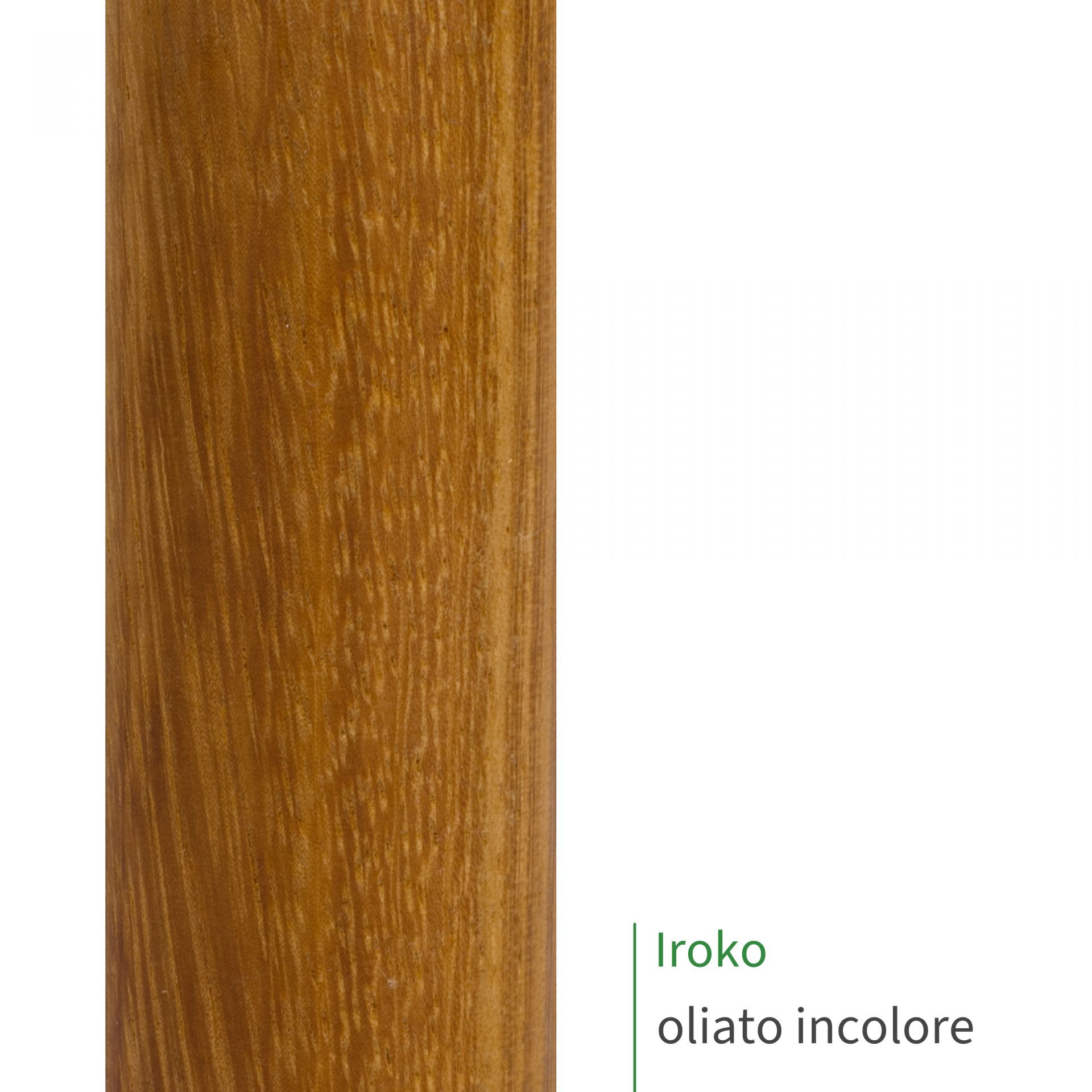 Corrimano in iroko oliato incolore, primo piano della superficie del legno con venatura fitta e tonalità bruno-dorata