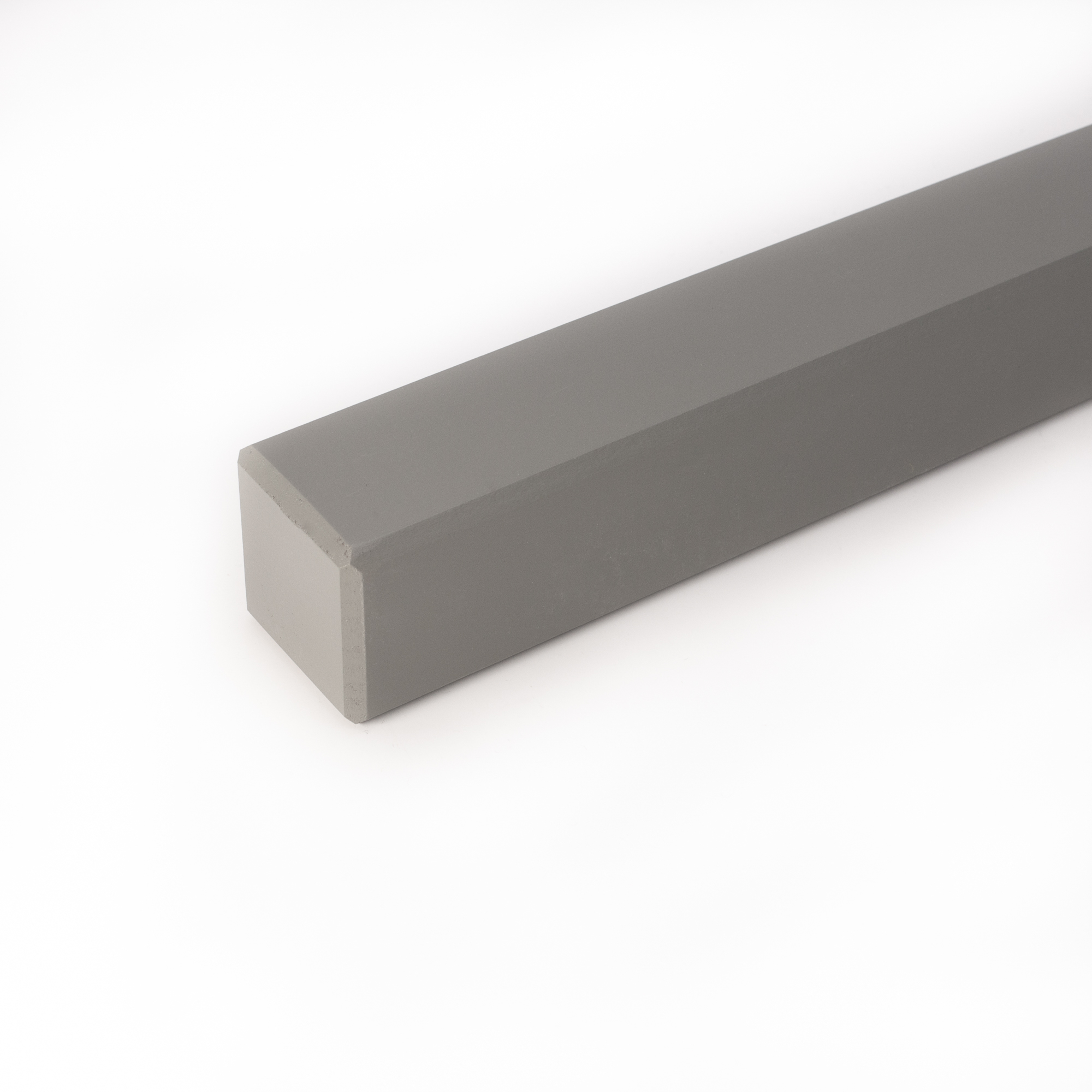 Corrimano in legno quadrato verniciato grigio, estremità con smusso perimetrale, primo piano in diagonale, sfondo bianco