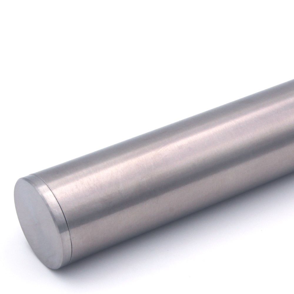 Corrimano rotondo in acciaio inox con tappo terminale piatto, tubo spazzolato in obliquo, primo piano su sfondo bianco