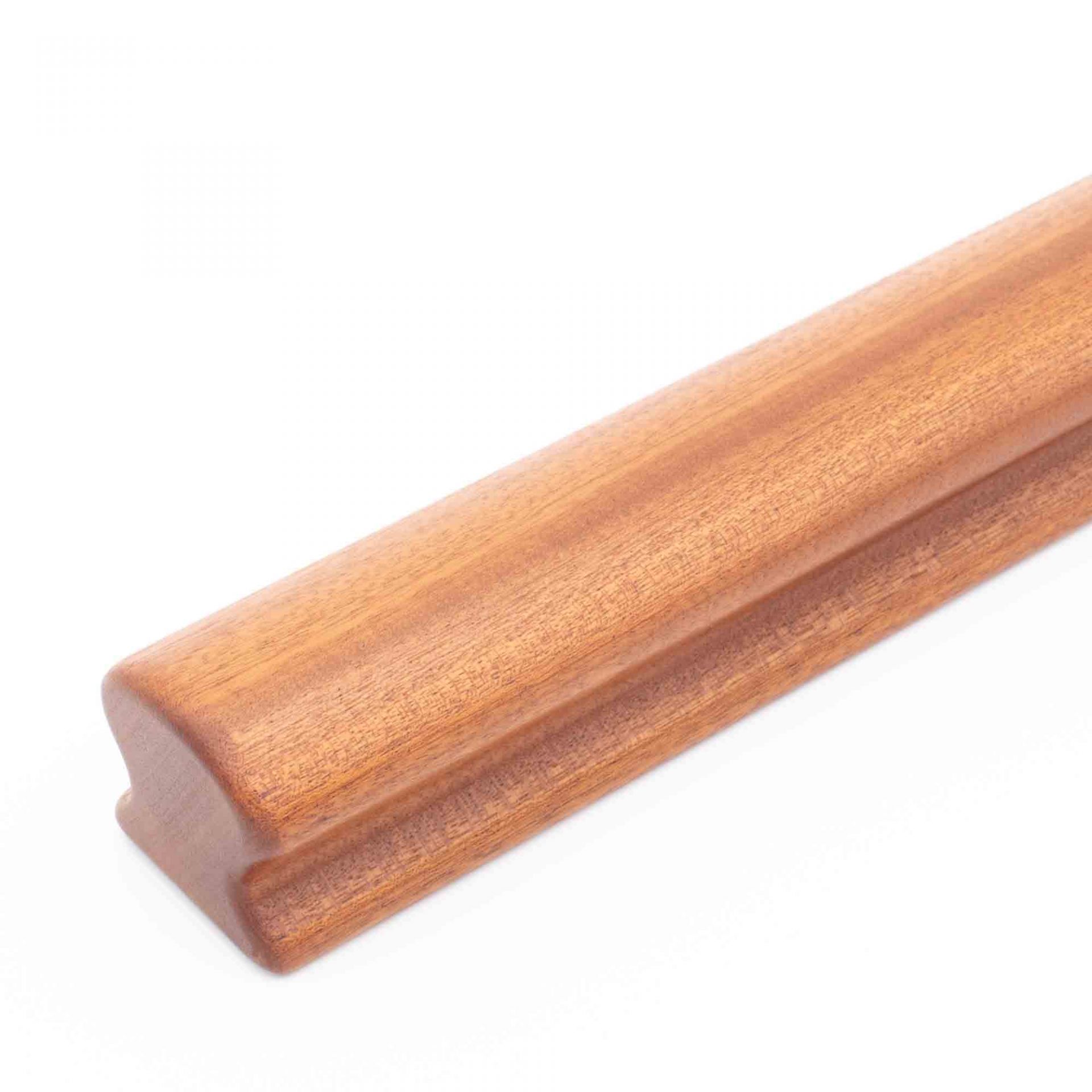 Corrimano Omega in mogano senza supporto su sfondo bianco, profilo con scanalatura, estremità diritta, legno bruno-rosso